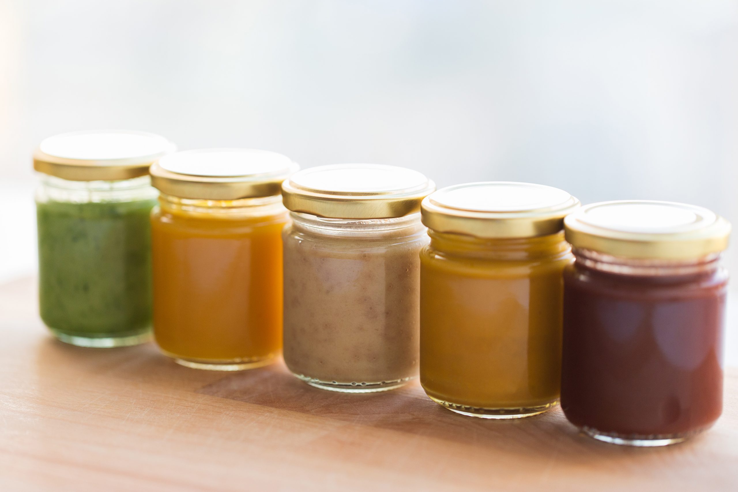 Une cuillère après l'autre, votre bébé découvre les purées.