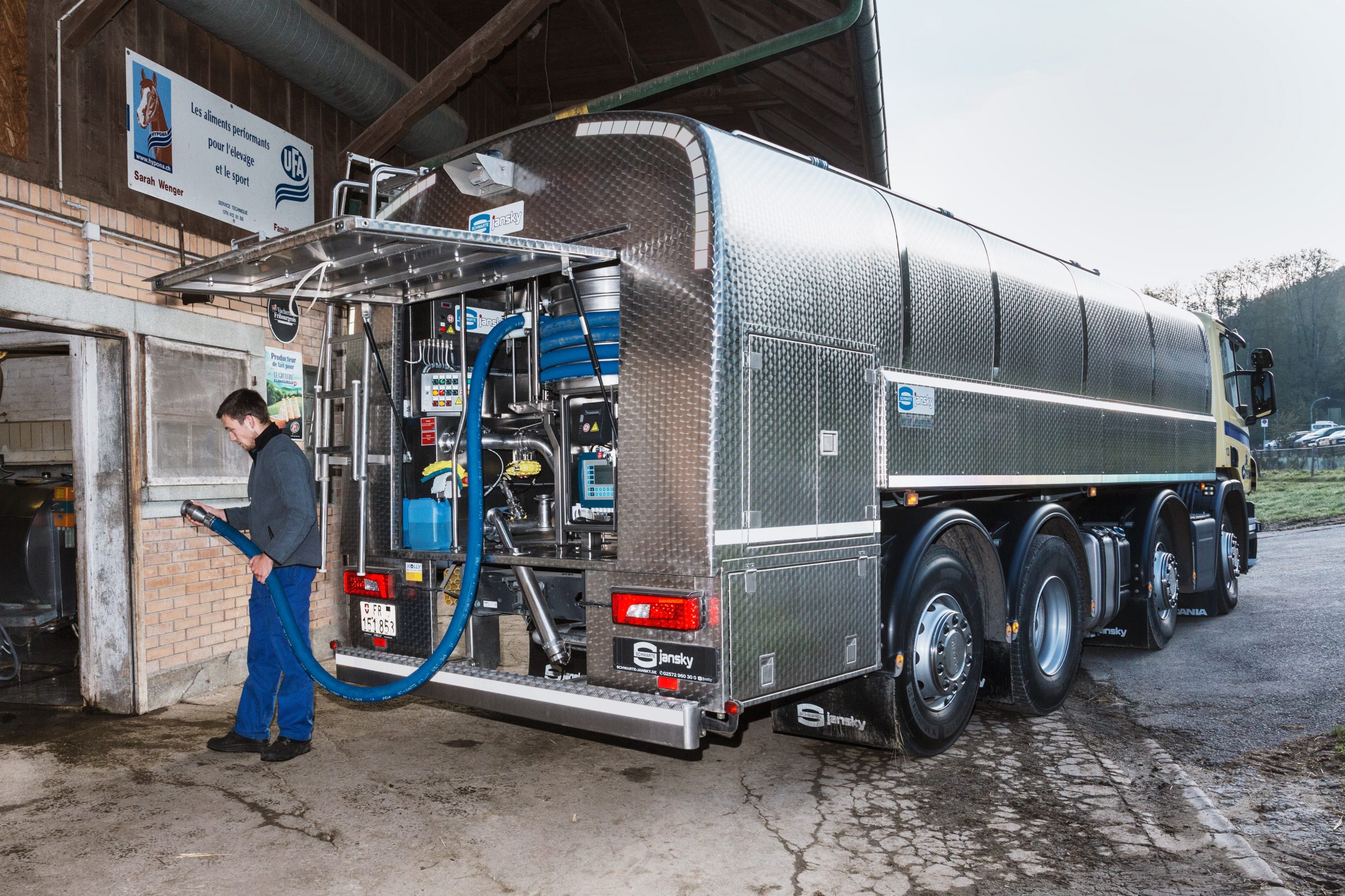Für den Transport der Rohmilch kommen Lastwagen mit speziellen Milchtanks zum Einsatz.