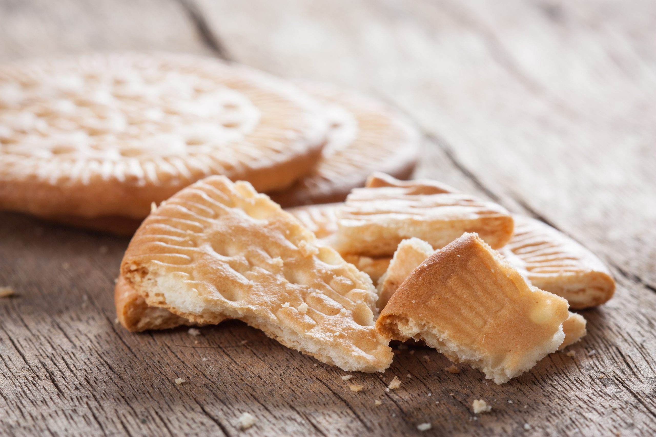 Comment réduire en miettes des biscuits dans un sac en plastique?