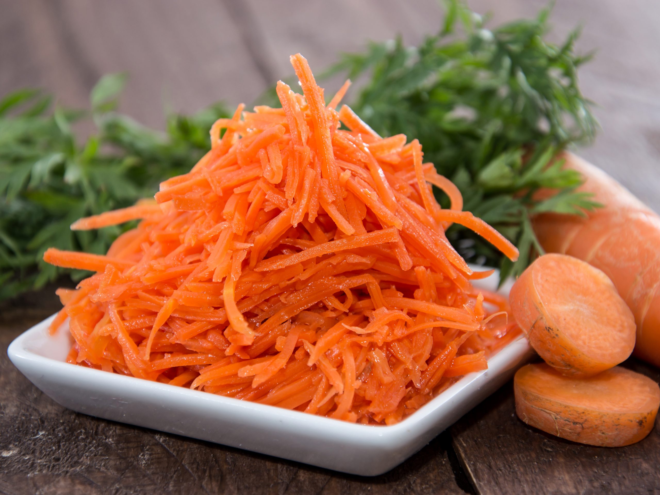 Морковь с чесноком и маслом рецепт. Морковный салат. Салат морковный в тарелке. Морковь с чесноком и майонезом. Морковь с сыром и чесноком.