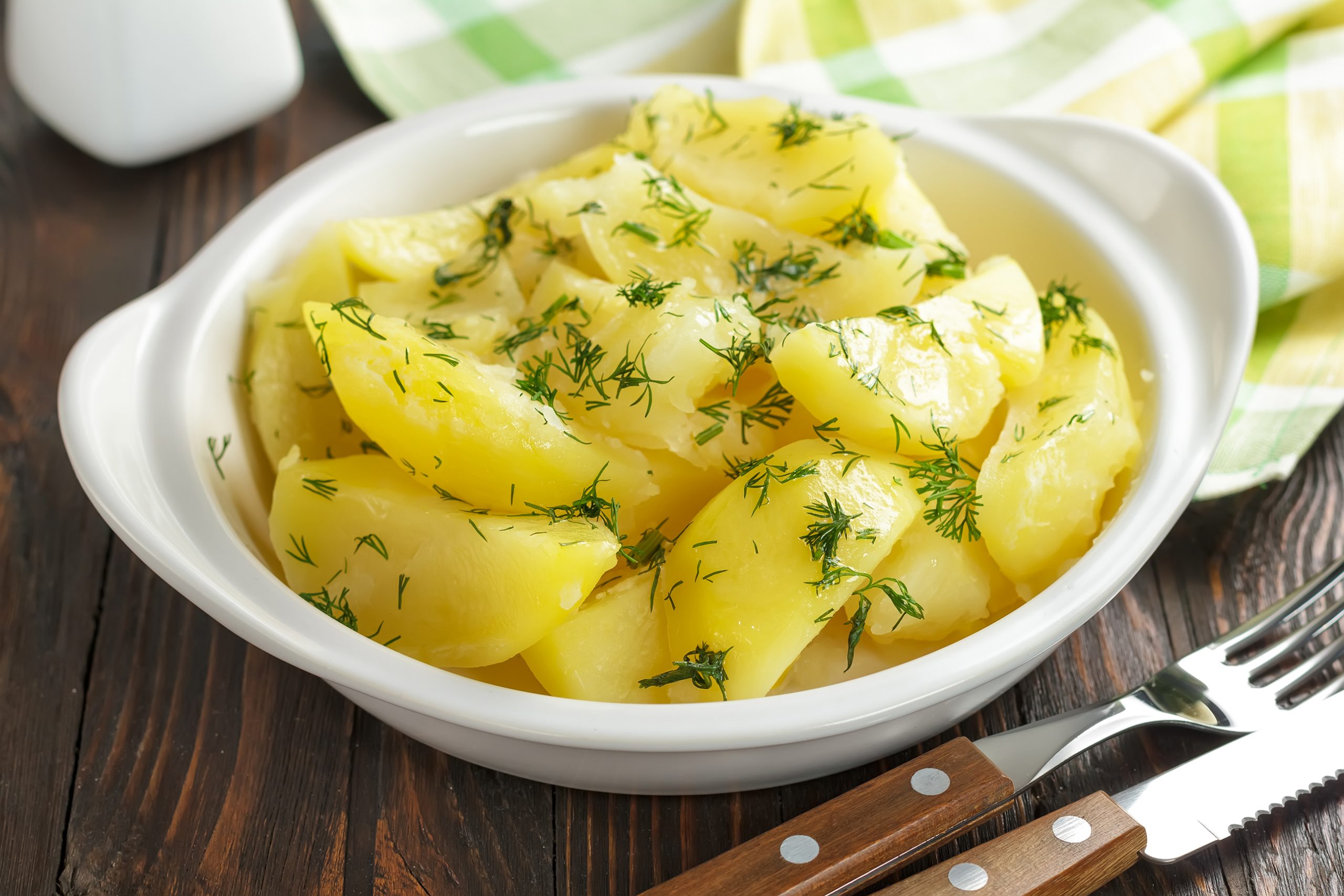 Рецепты со свежей картошкой. Вареная картошка. Картофель отварной. Картофель с зеленью. Картошка с укропом и маслом.