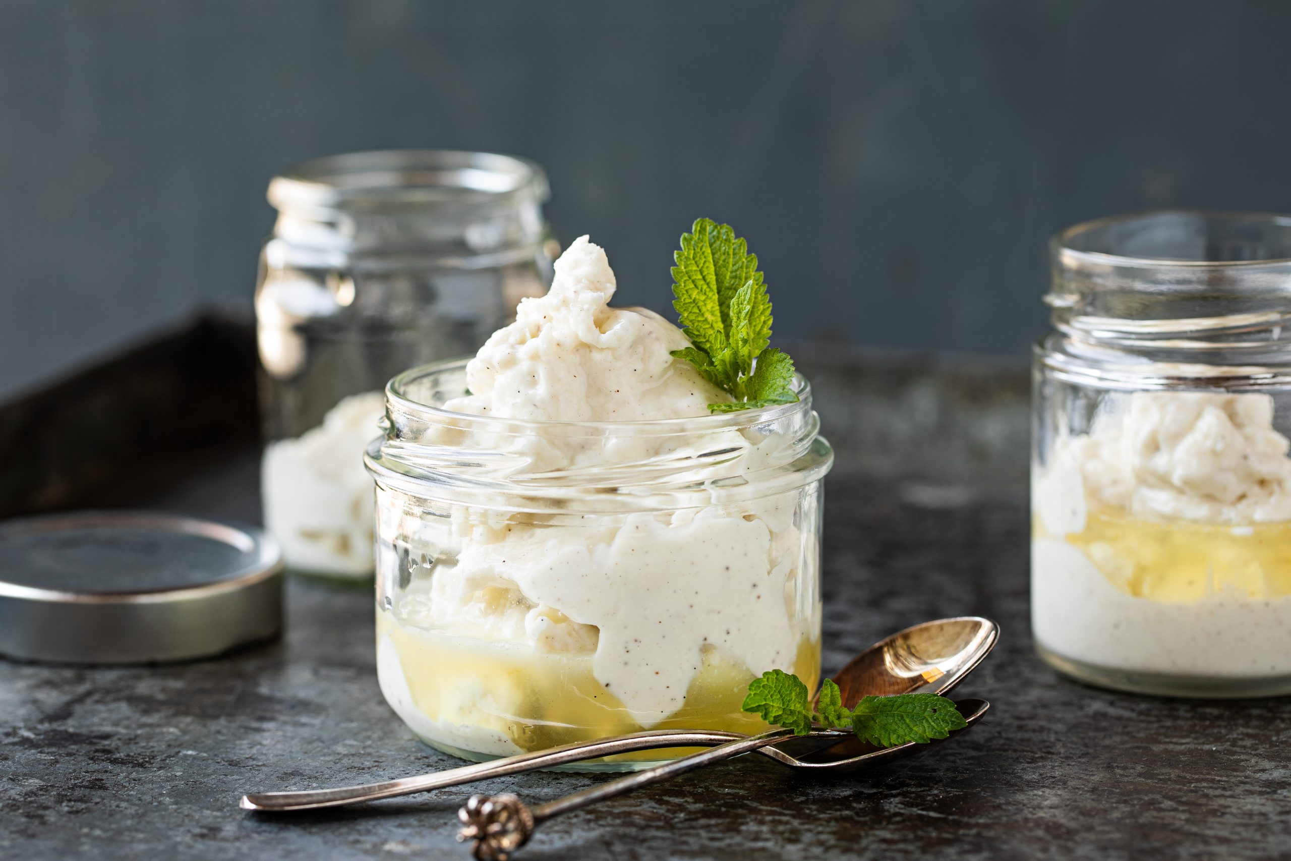 Vanille-Frozen-Yogurt mit Holunderblütensirup