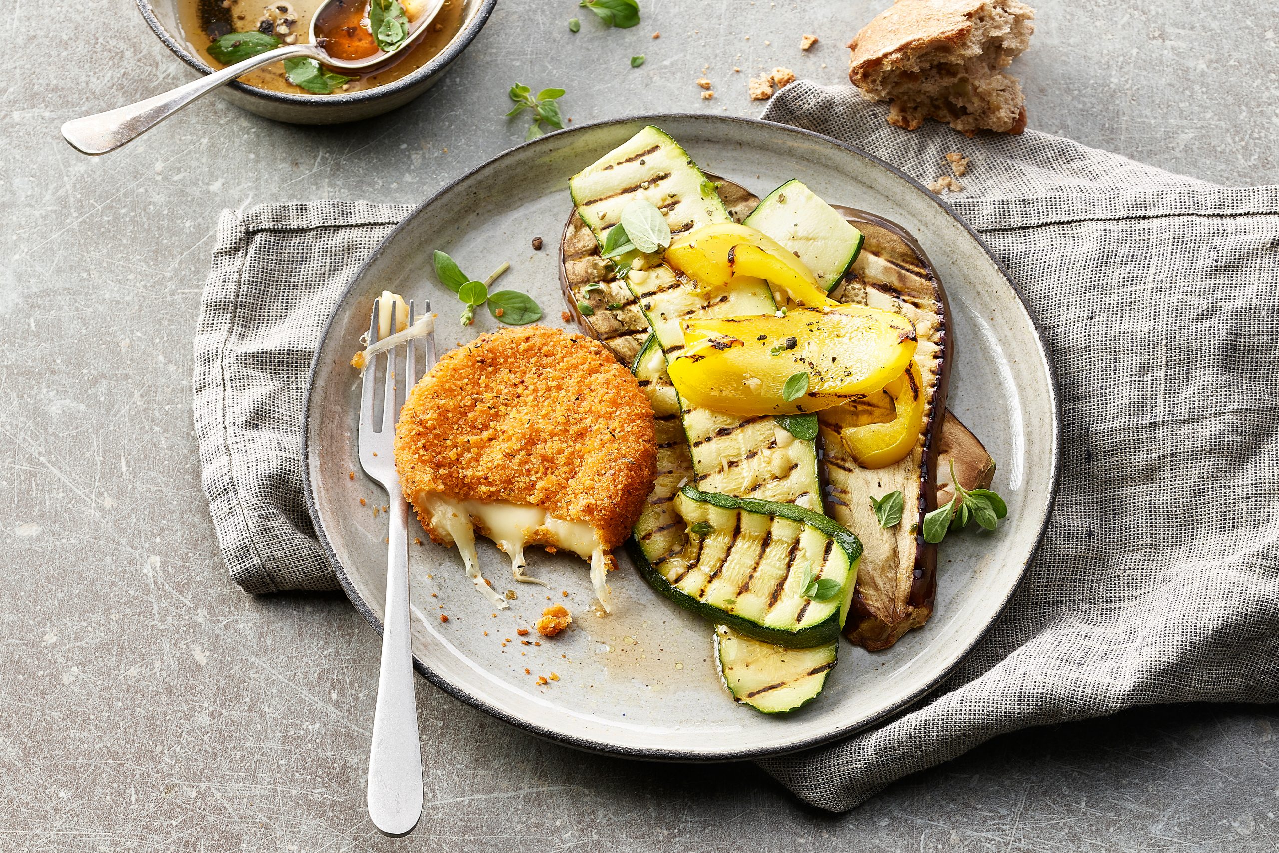 Légumes grillés et fromage pané au barbecue