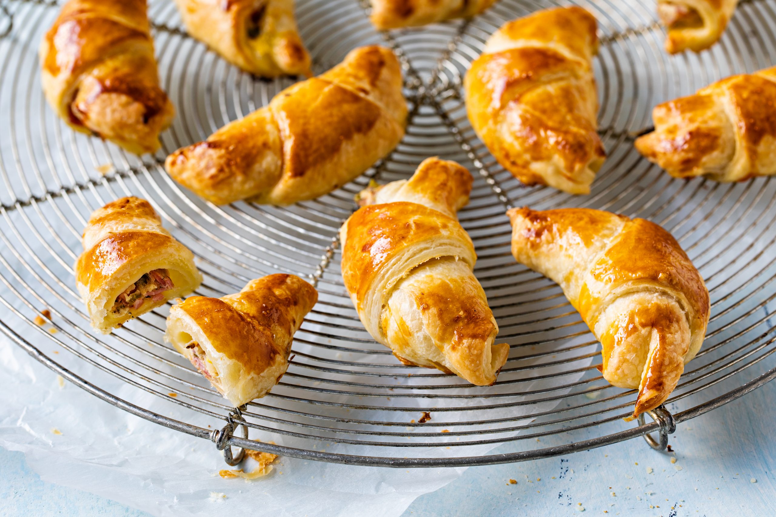 Comment congeler des croissants au jambon et des ramequins au fromage?