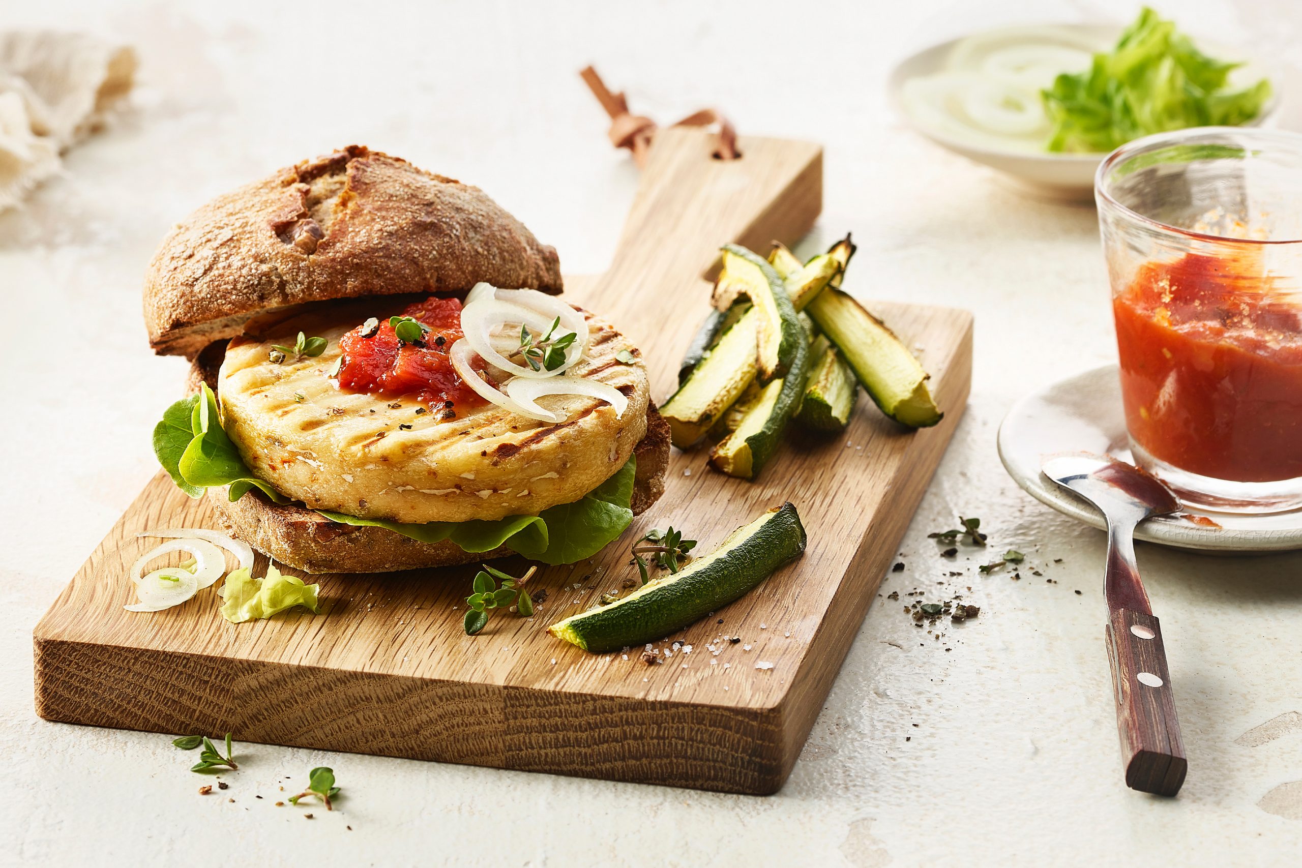 Hamburger au fromage grillé et frites de courgettes (veggie burger)