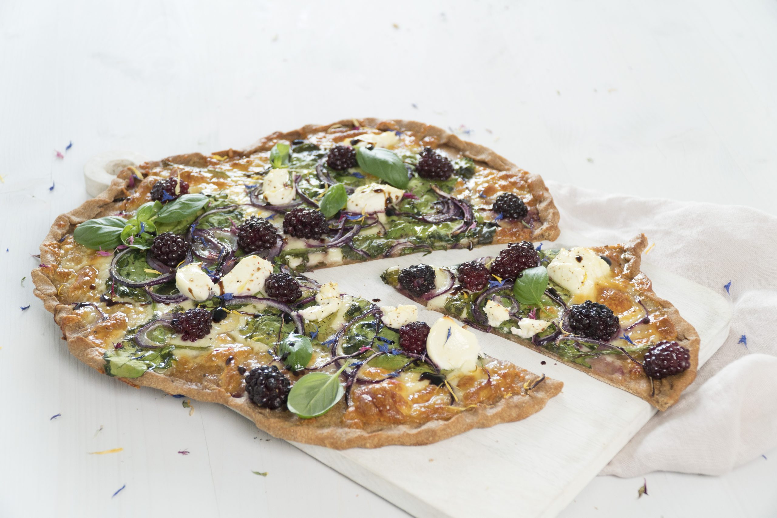 Ricotta-Spinat-Pizza mit Brombeeren