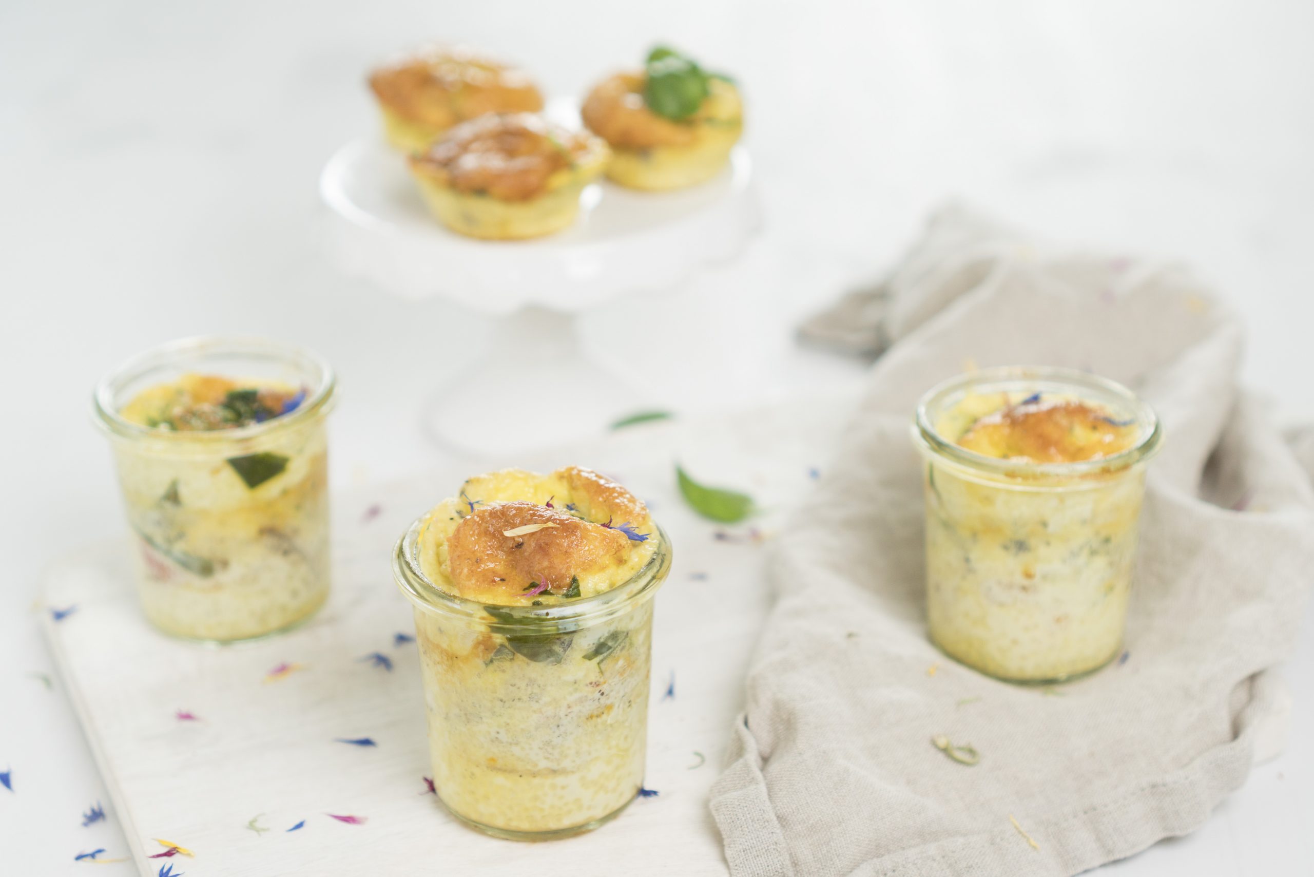 Eiermuffins mit Tomaten und Spinat