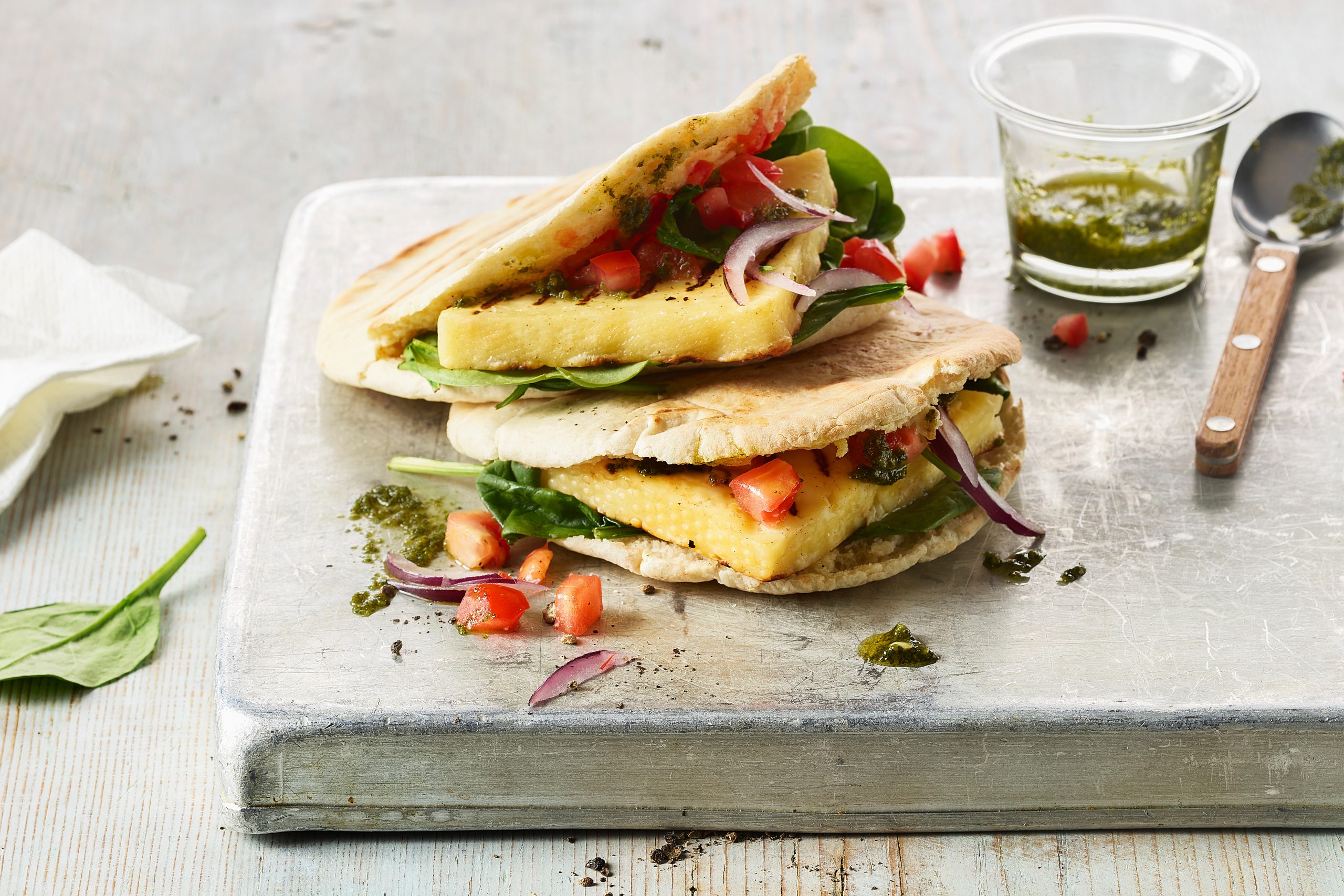 Sandwich au fromage grillé, aux épinards et aux tomates (avec pain pita)