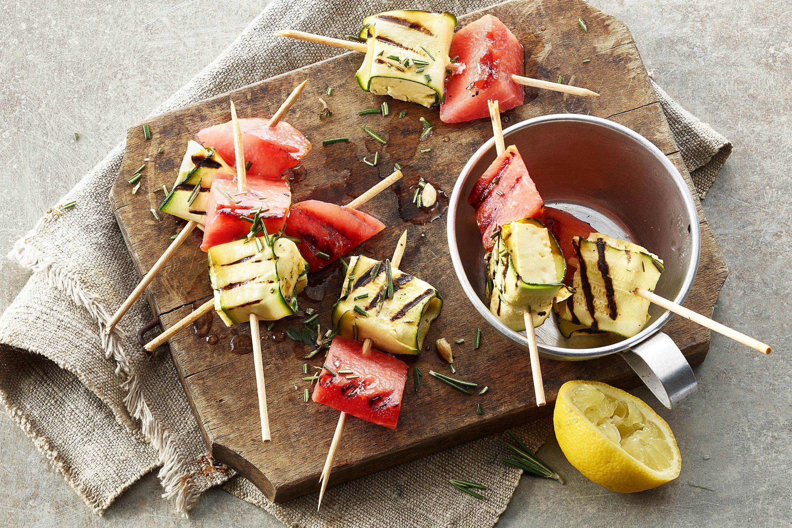 Grillkäse-Zucchetti-Melonen-Spiesse vom Grill
