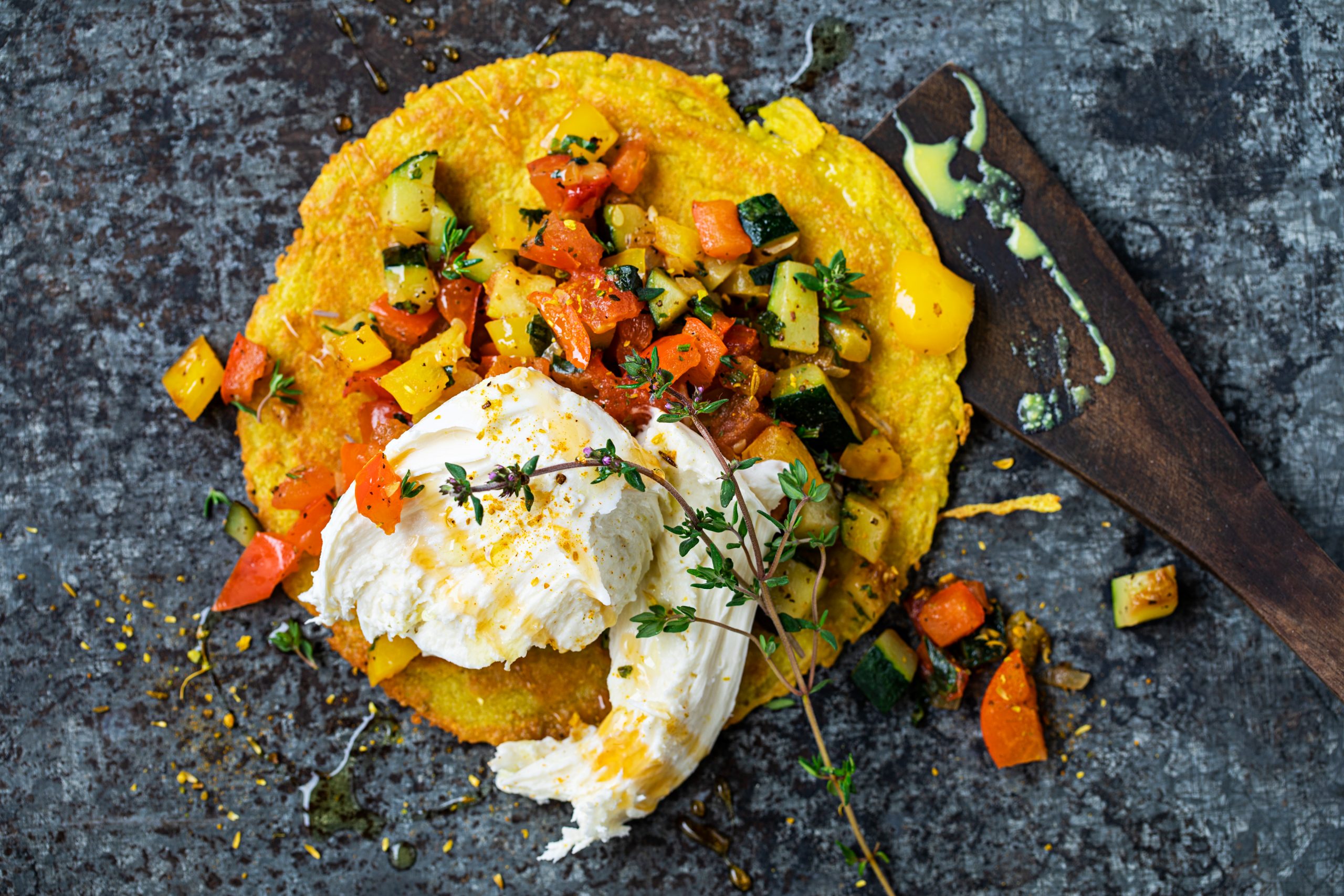 Farinata (italienischer Pfannkuchen) mit Gemüse (Low Carb)