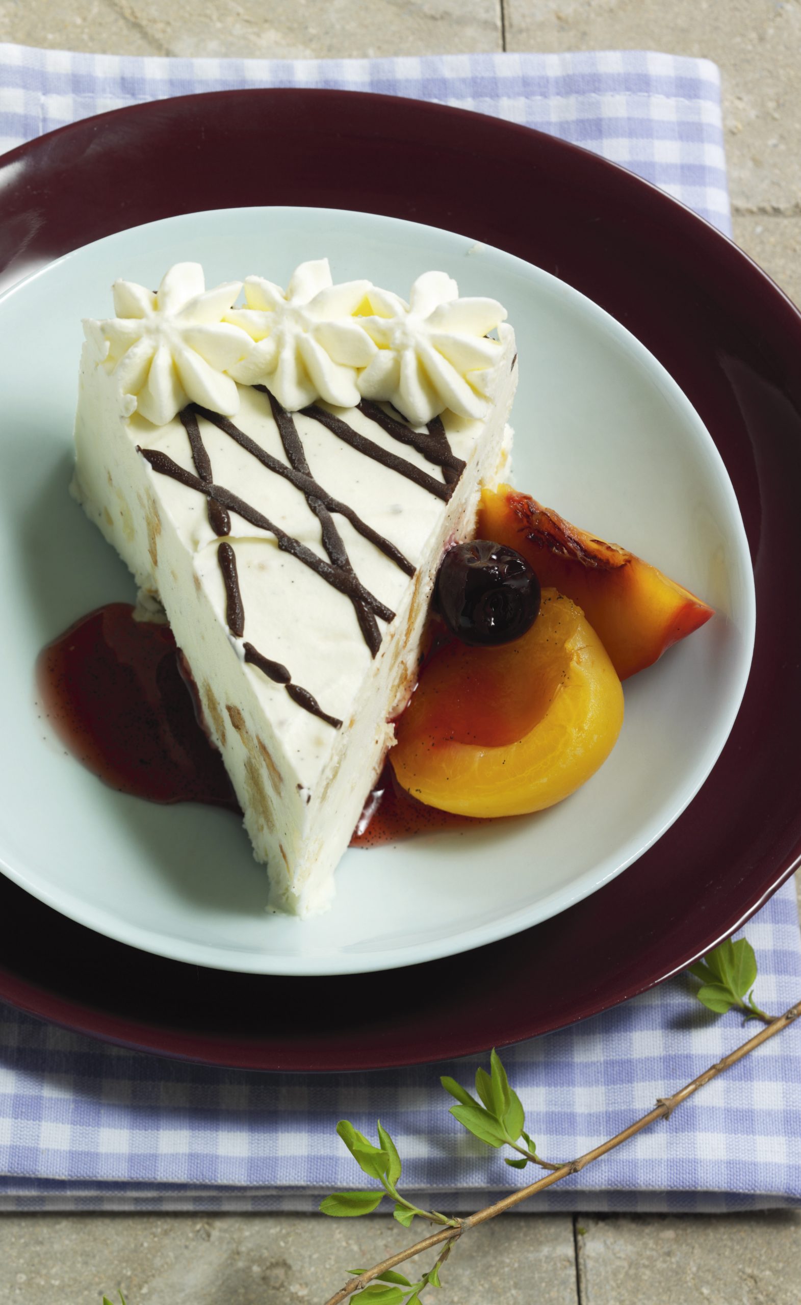 Tarte glacée aux amaretti avec des fruits d'été