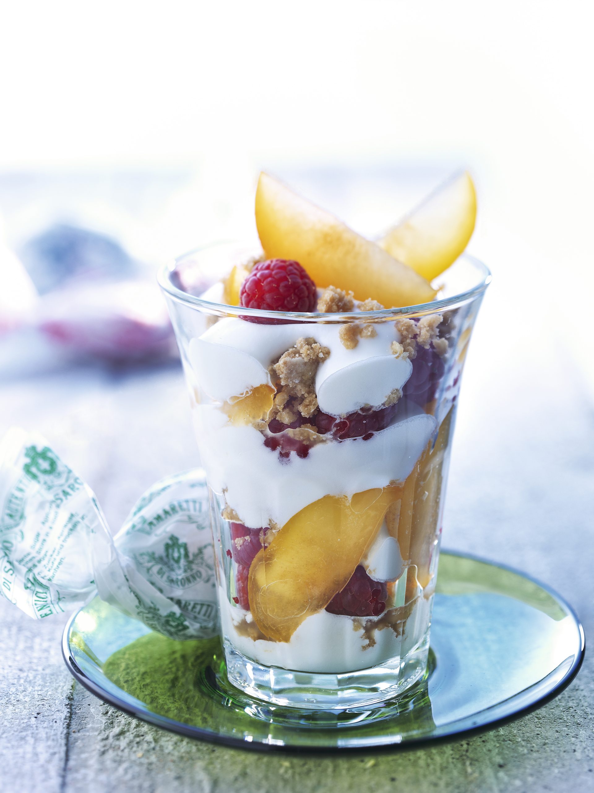 Verrines de yogourt aux fruits d'été et aux miettes d'amaretti
