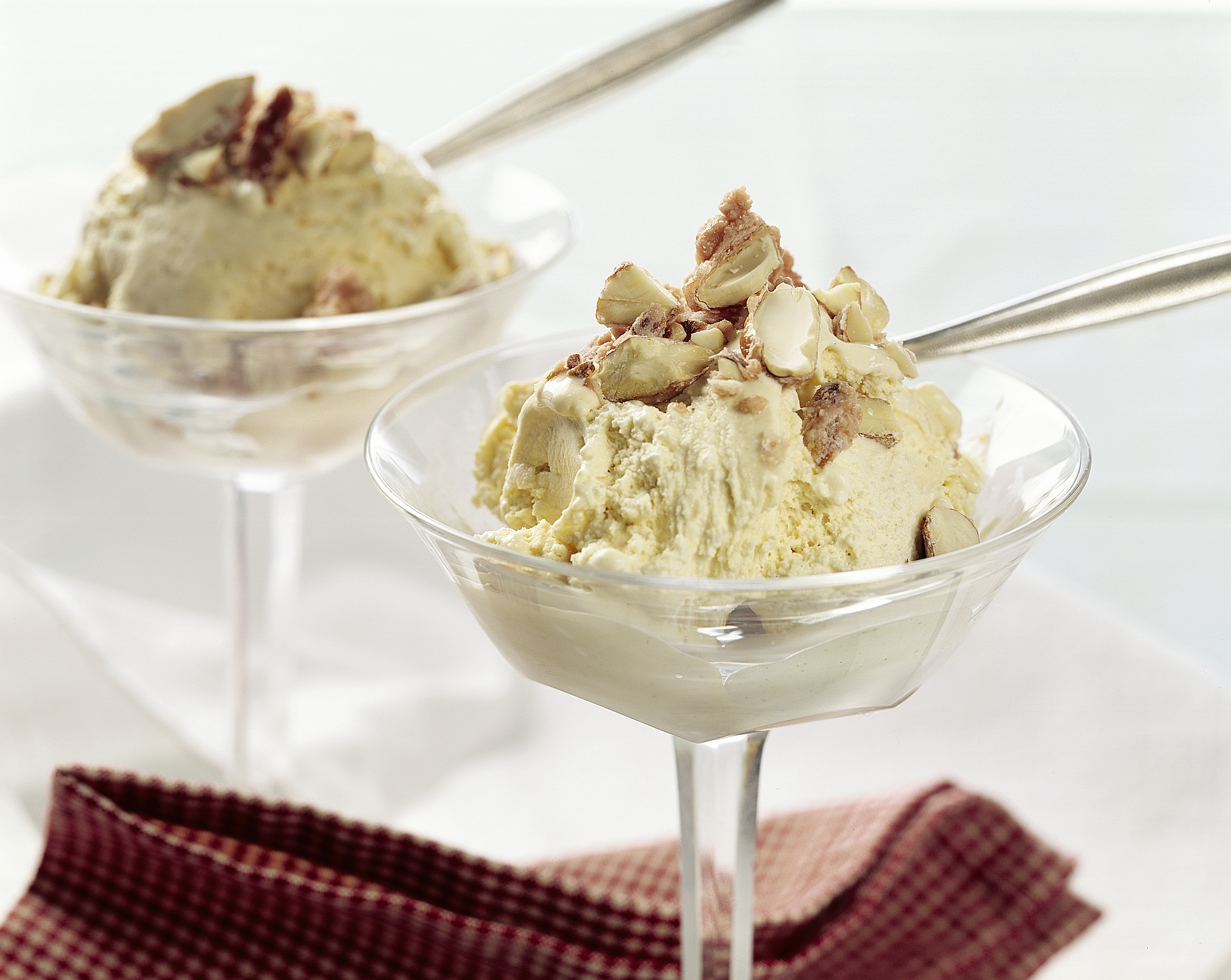 Amaretto-Glace mit gebrannten Mandeln