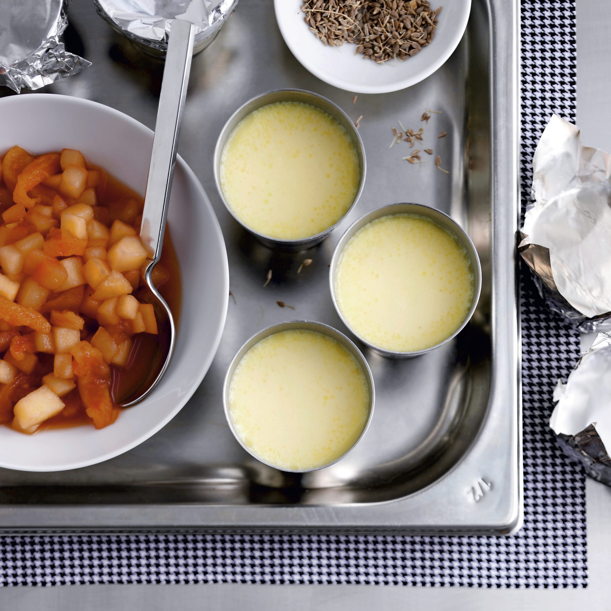 Flans à l'anis et compote pommes-abricots