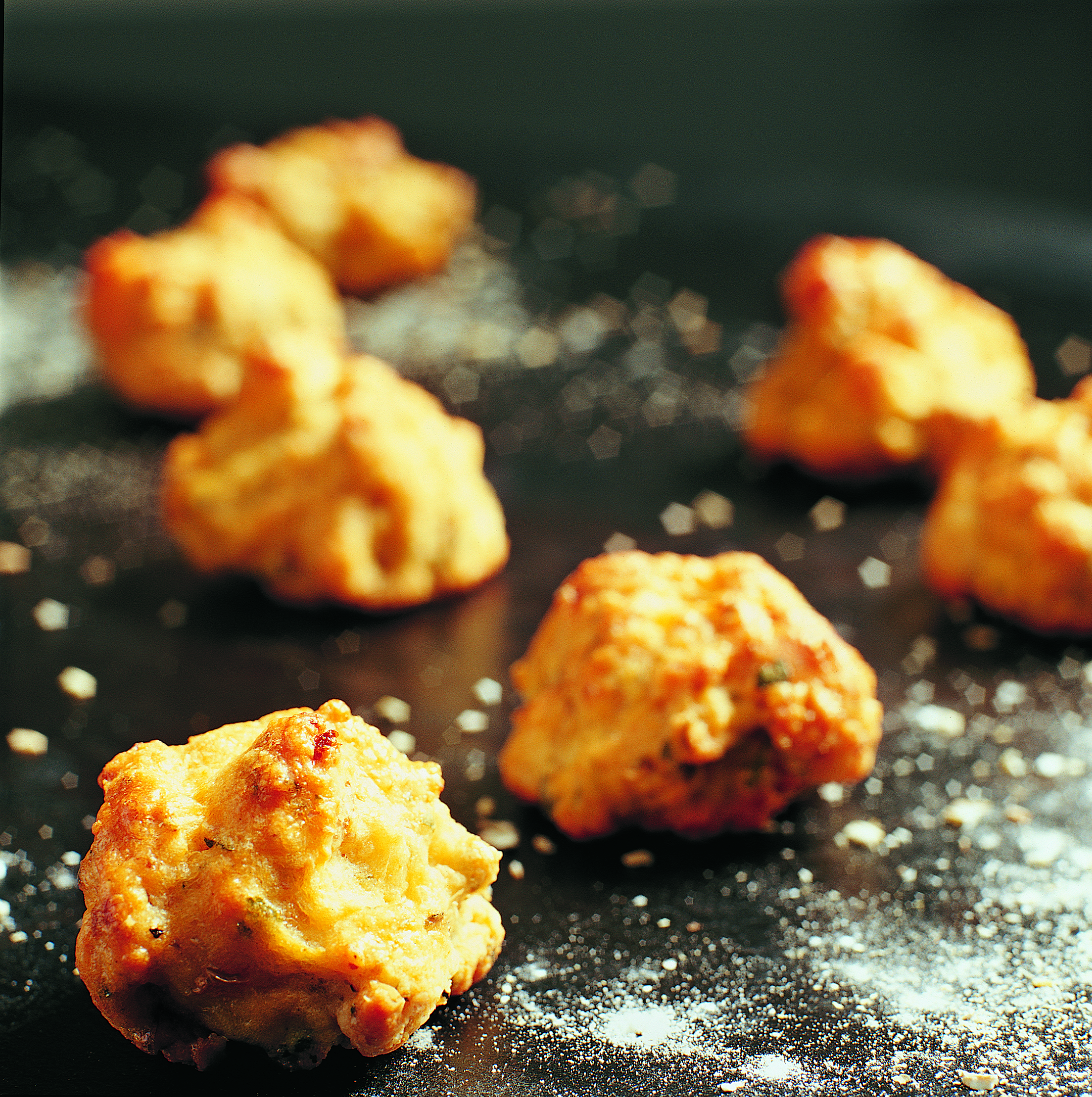 Petits pains à la saucisse aux noix et au fromage