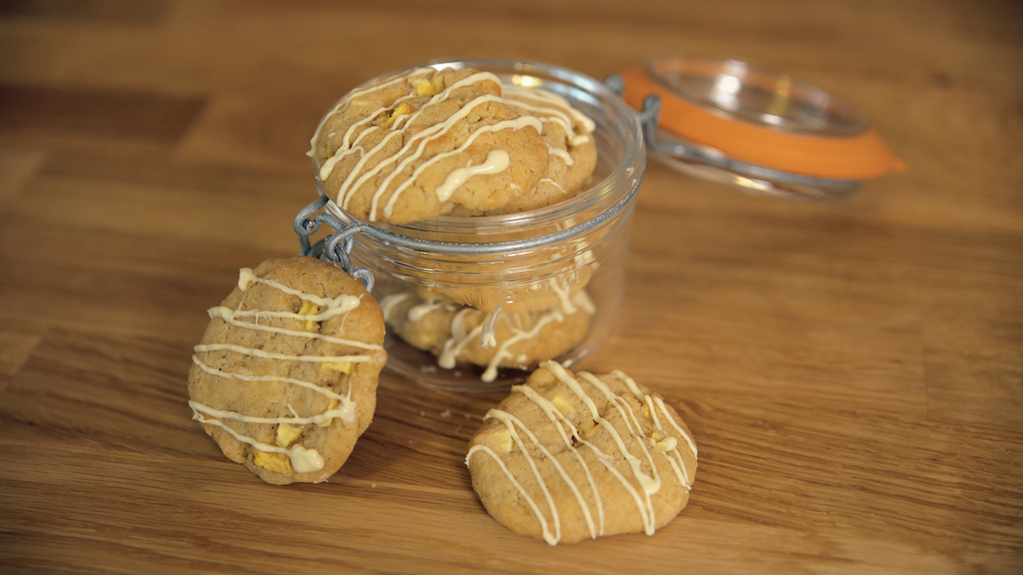 Apfel-Cookies mit weisser Schokolade