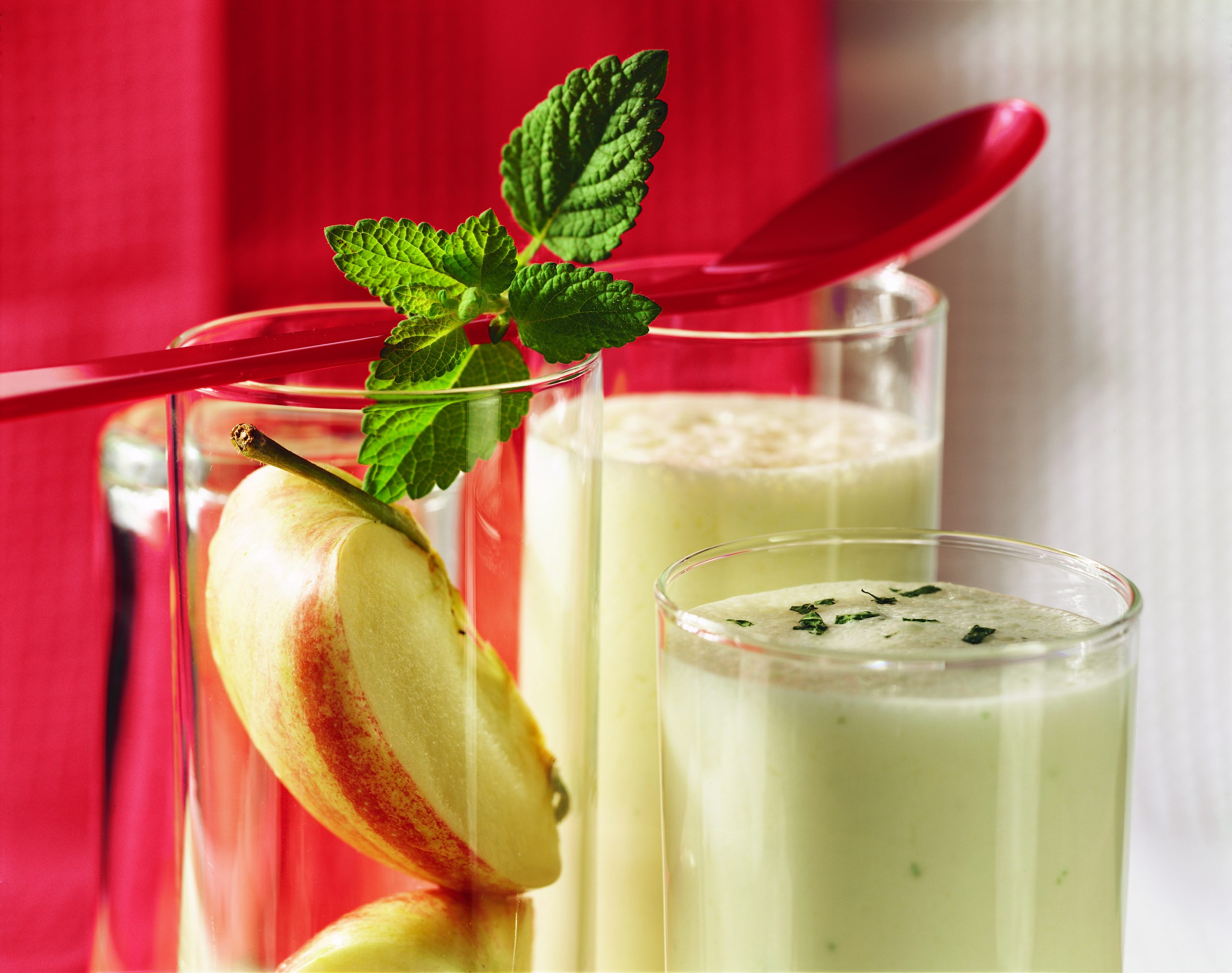 Apfel-Drink mit Zitronenmelisse