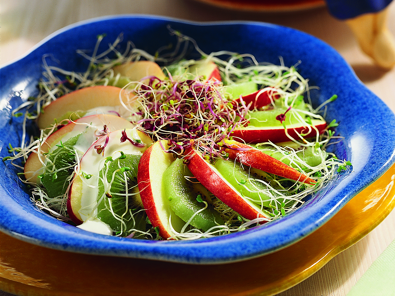 Salade pommes et kiwis sur lit de pousses