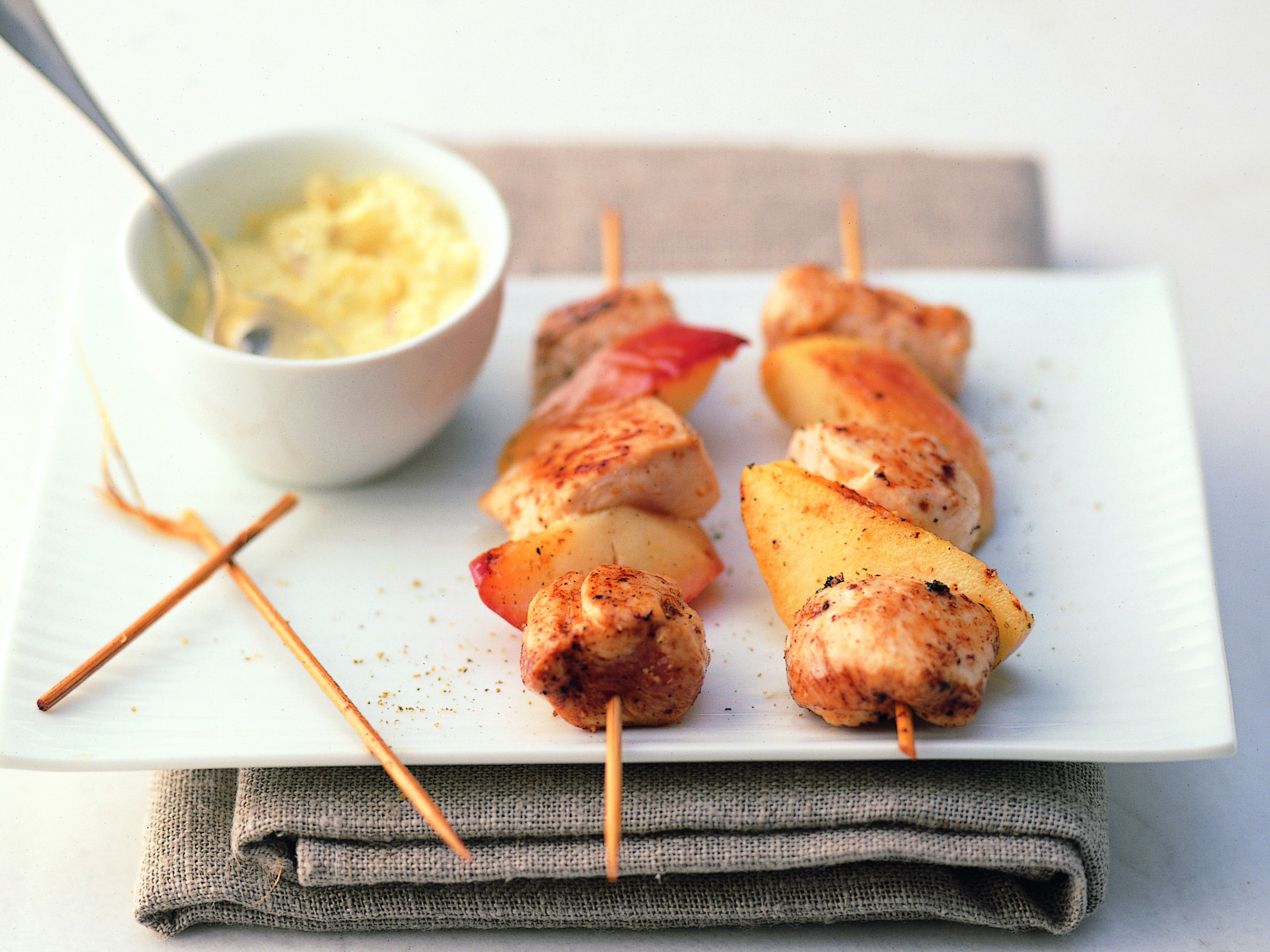 Brochettes de poulet et de pommes et sauce au curry