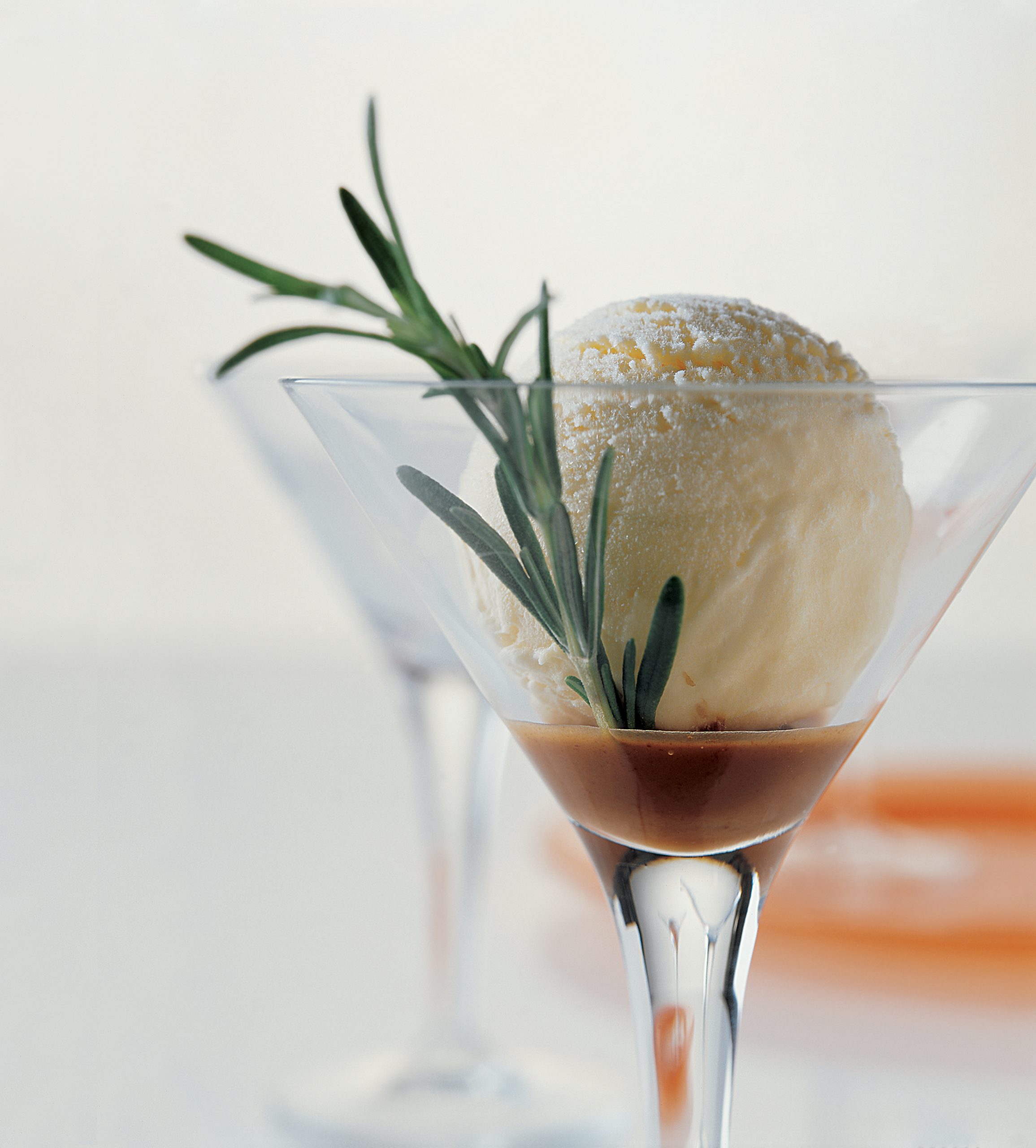 Apfelglace mit Rosmarin an Balsamico-Sauce