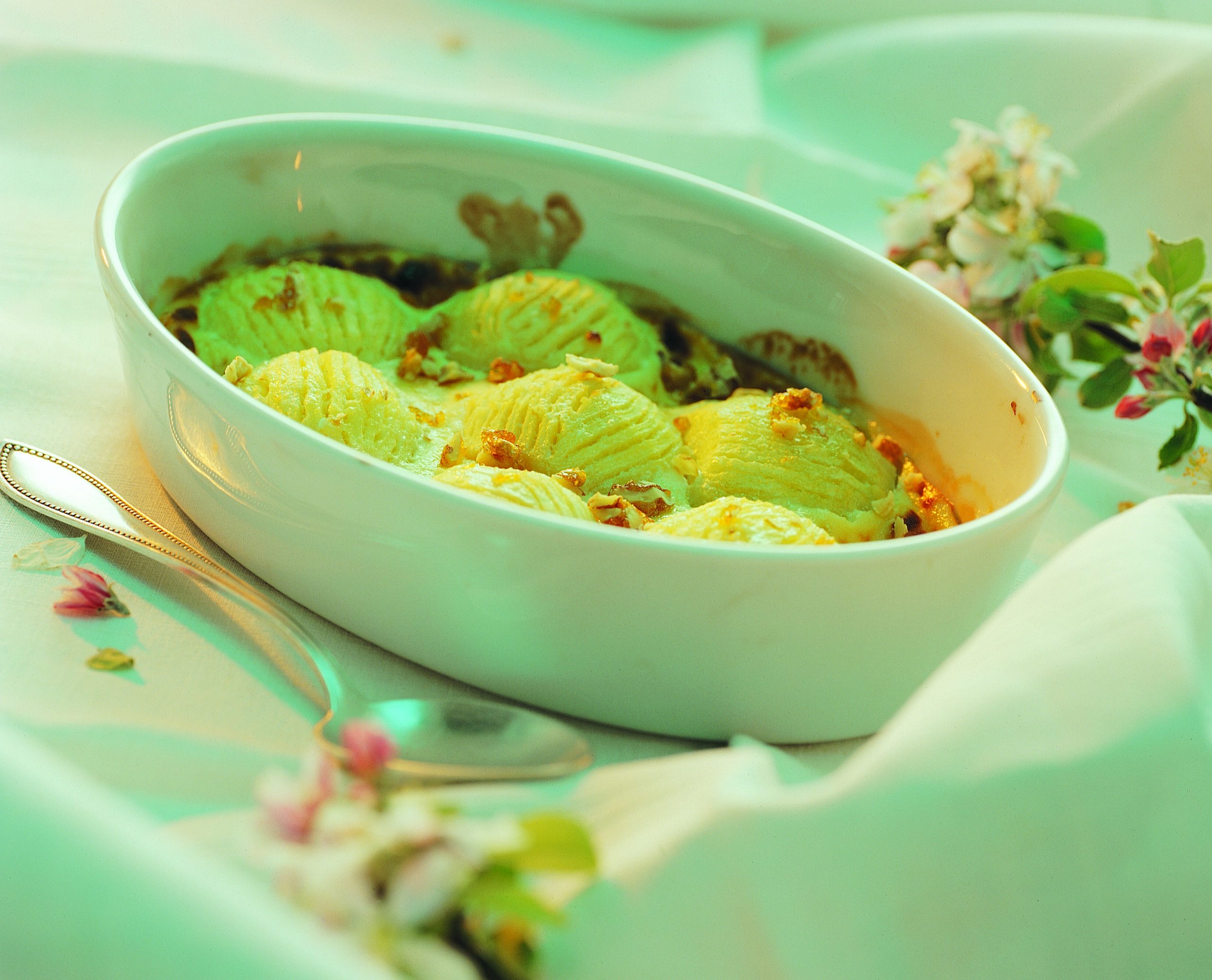 Apfelgratin mit caramelisierten Baumnüssen