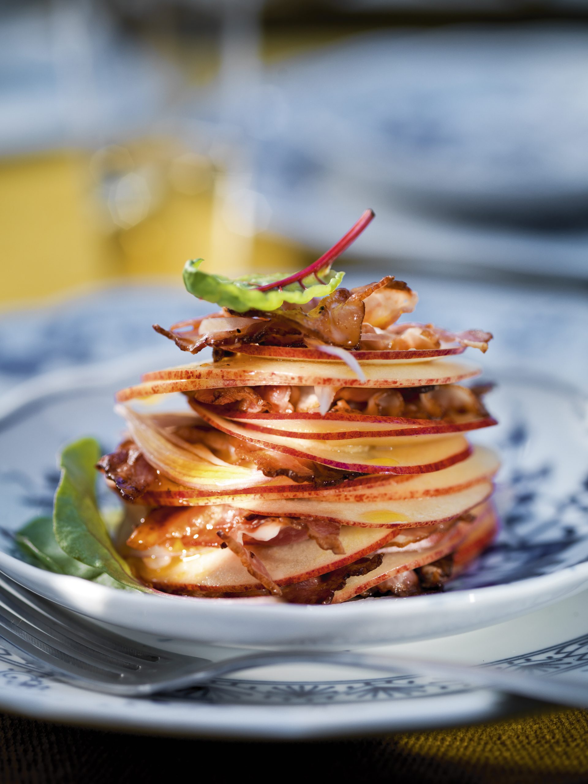Apfelsalat mit Speck-Zimt-Vinaigrette