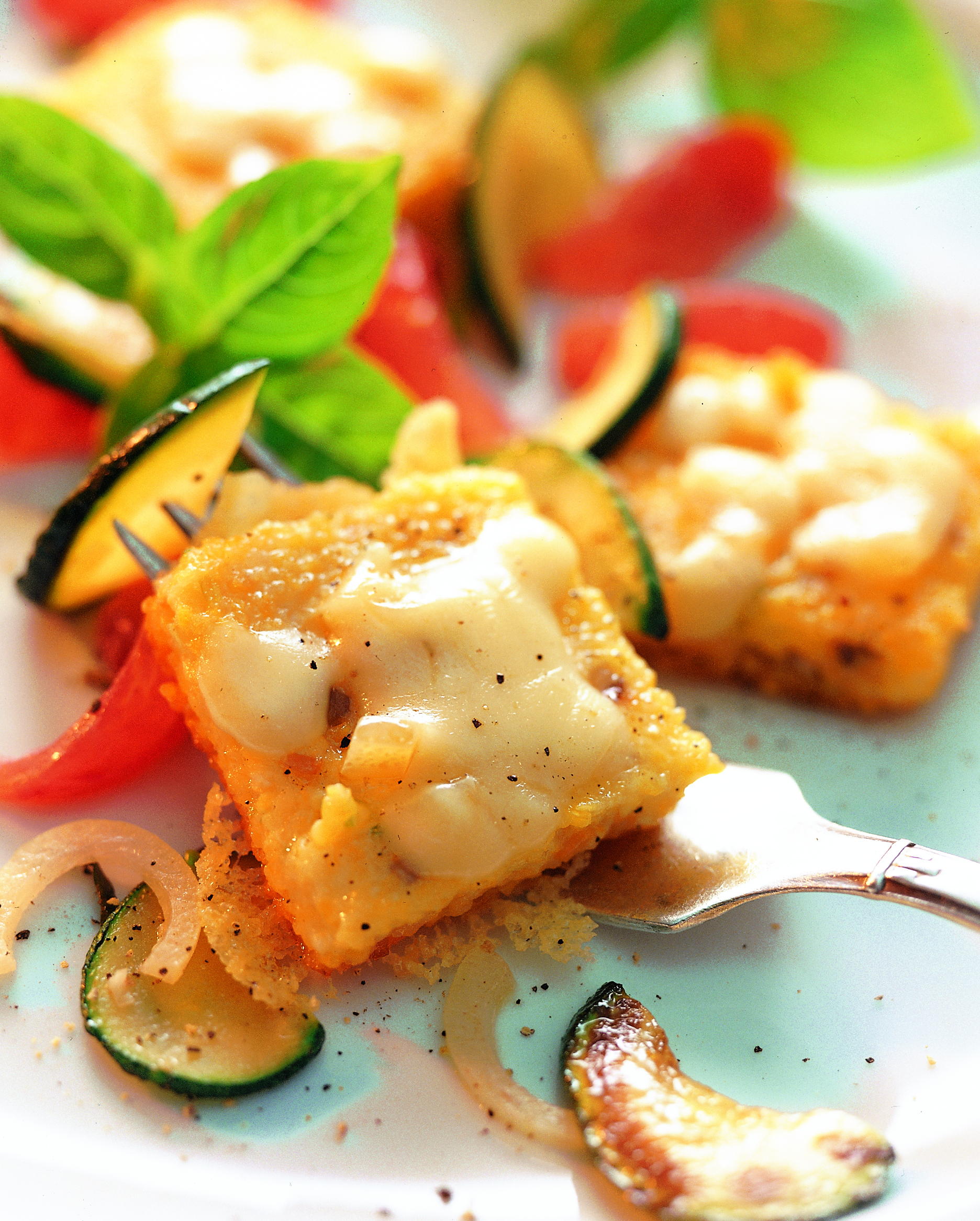Pavés de polenta à l'Appenzeller sur un canapé de tomates et de courgettes