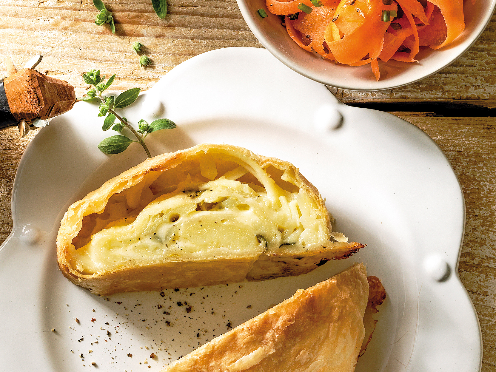 Appenzeller-Strudel mit Rüeblisalat