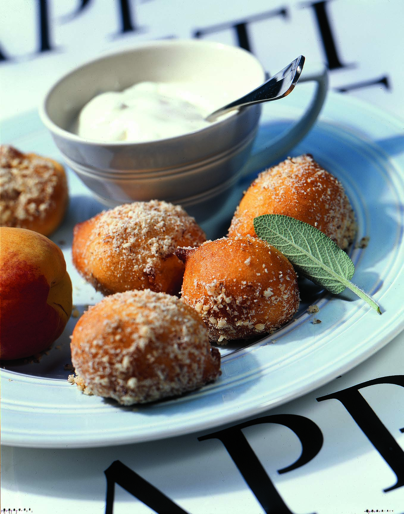 Beignets aux abricots et à la sauge
