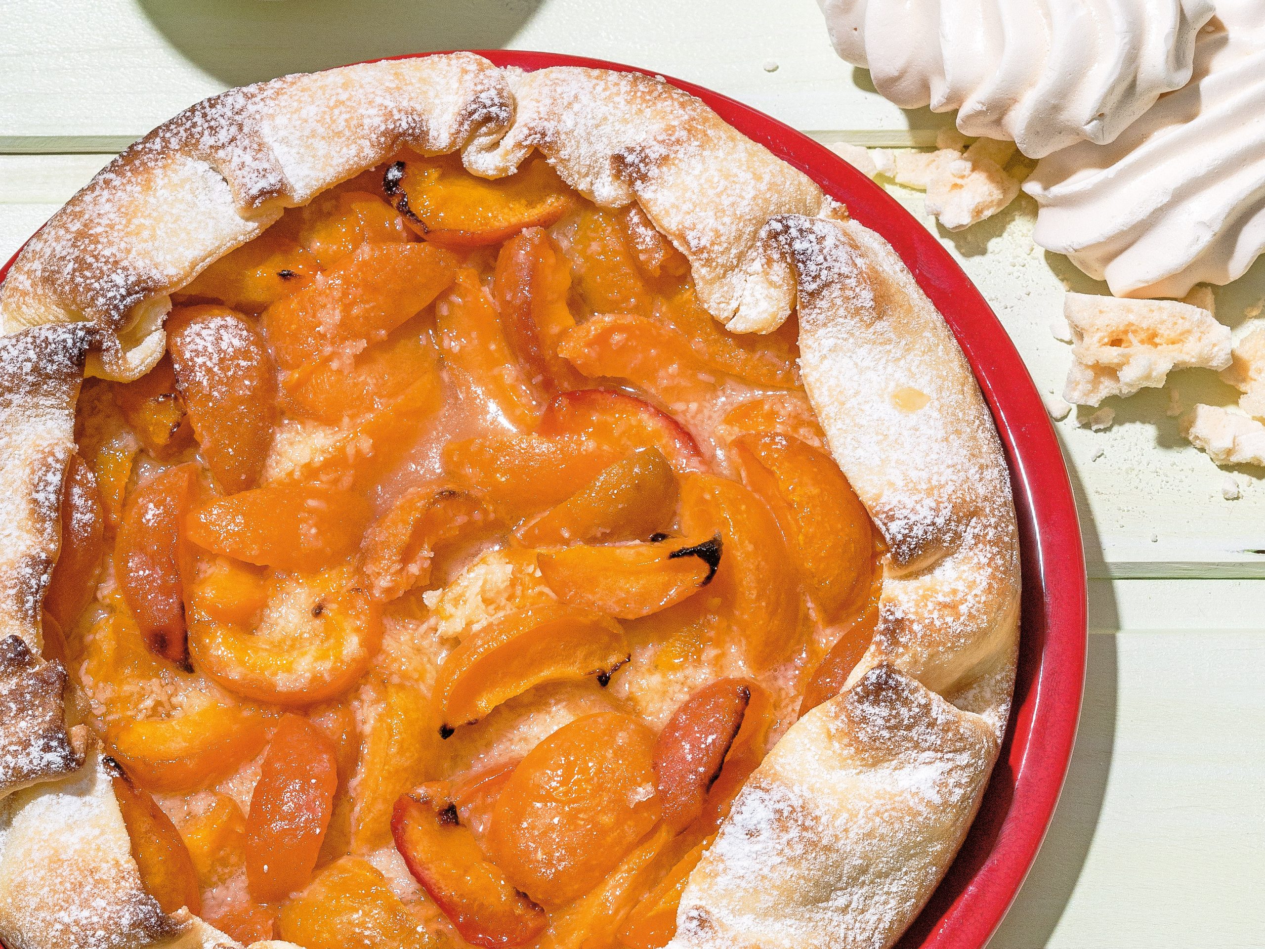 Tourte aux abricots, meringues et crème acidulée