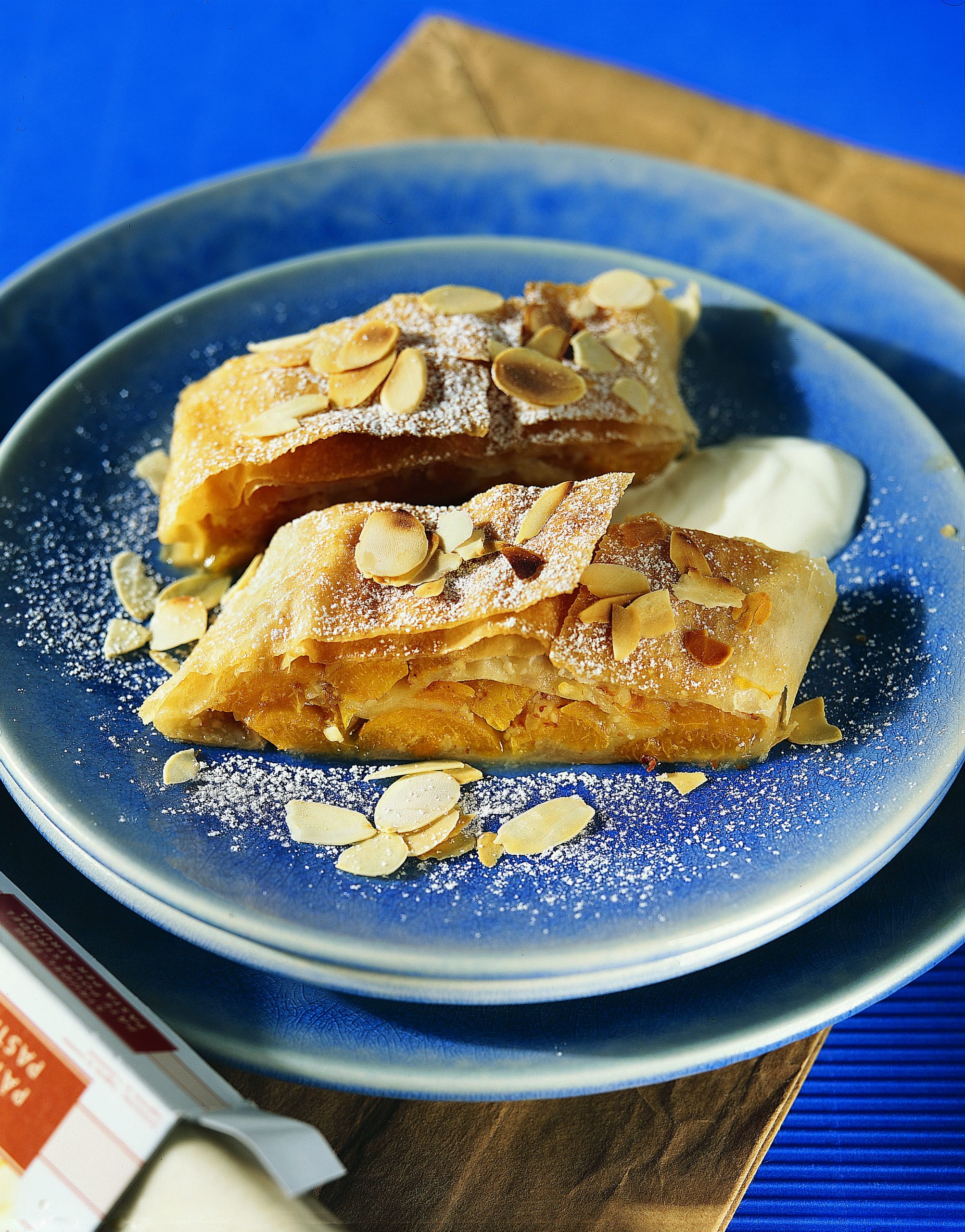 Strudel aux abricots sur lit de yogourt aux amandes
