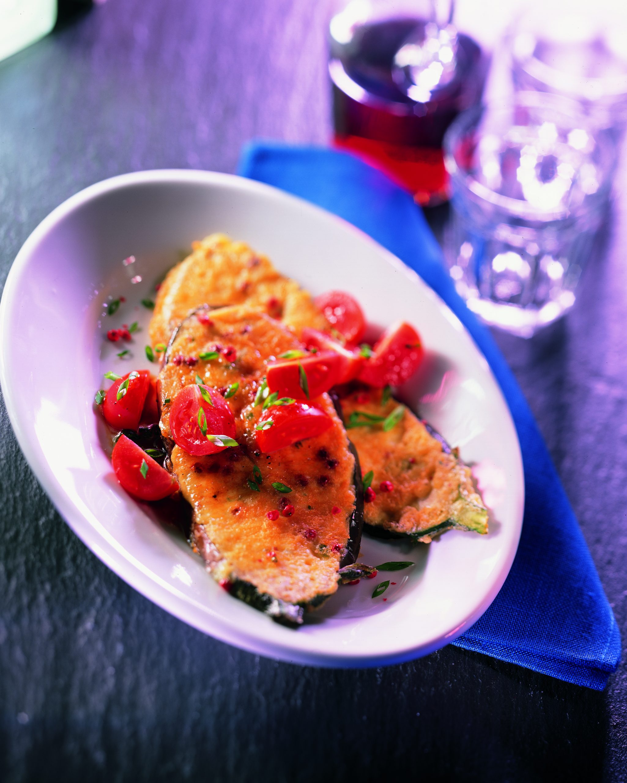 Aubergine in Käsehülle an Vinaigrette