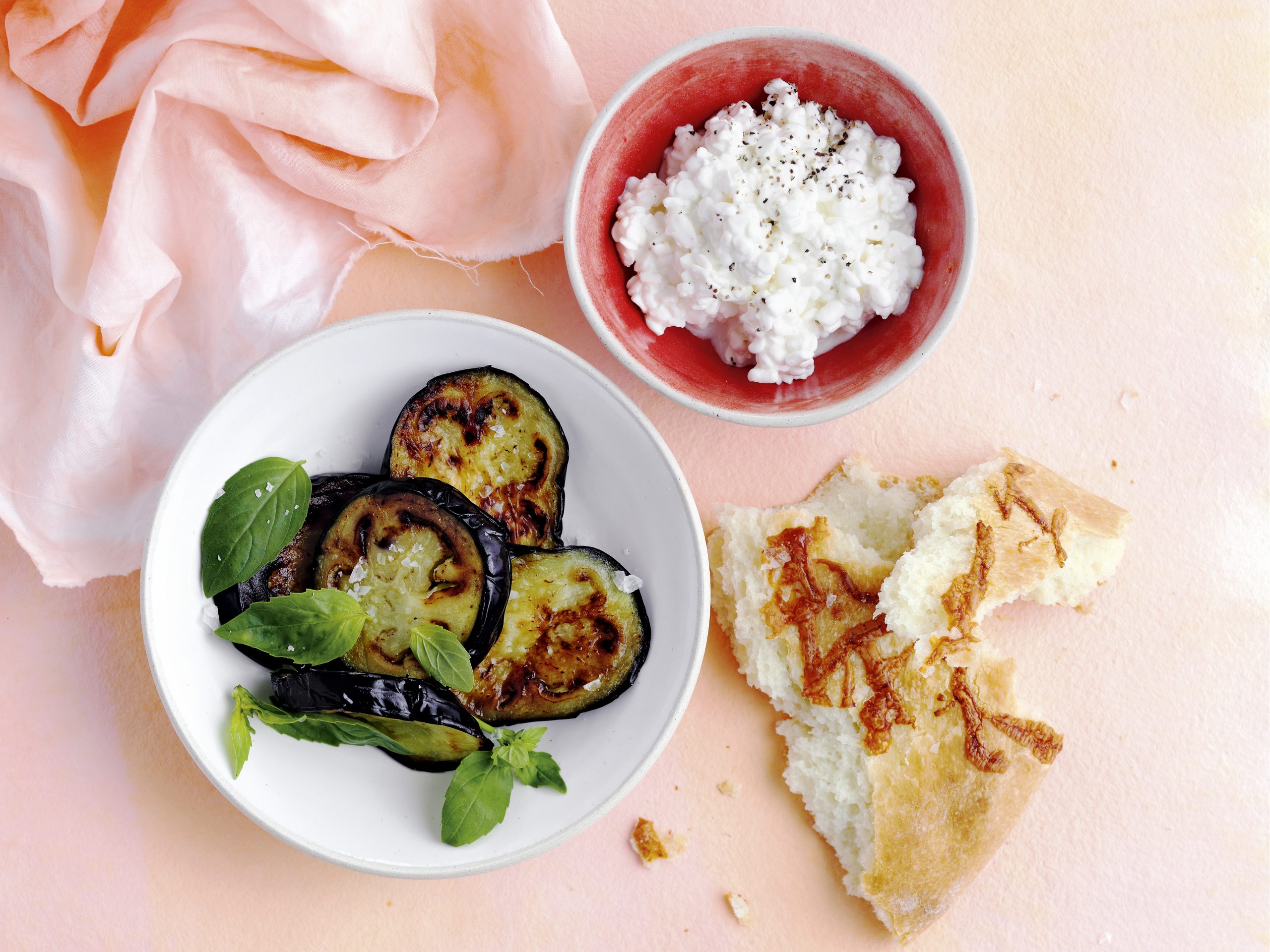 Aubergine mit Hüttenkäse und Focaccia