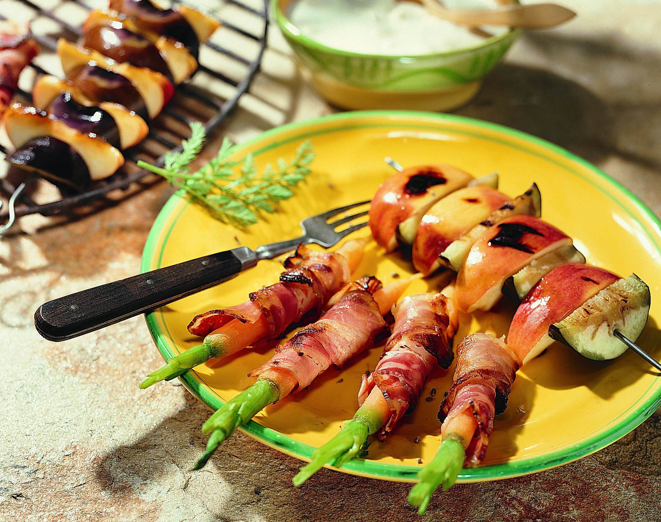 Auberginen-Apfel-Spiess mit Speck-Rüebli vom Grill