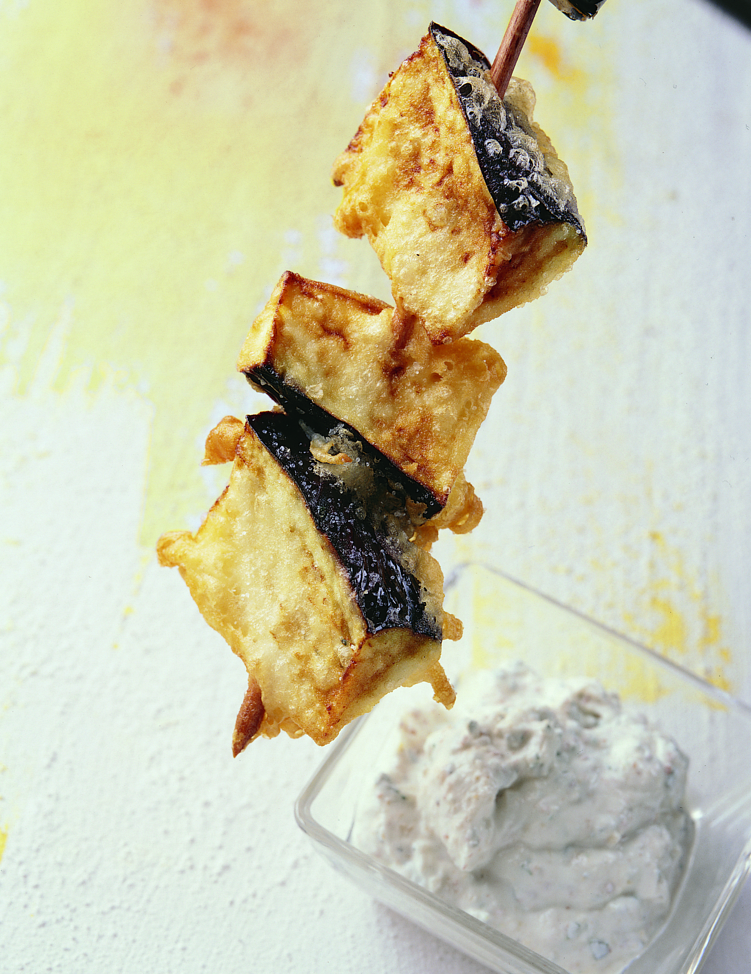 Brochettes d`aubergines avec dip au séré