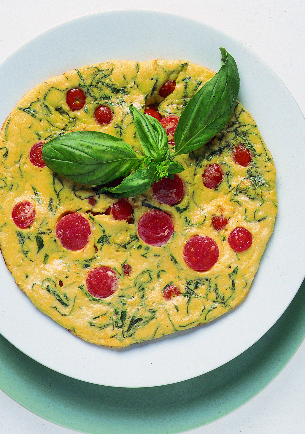 Omelette au basilic, tomates cerises et fromage