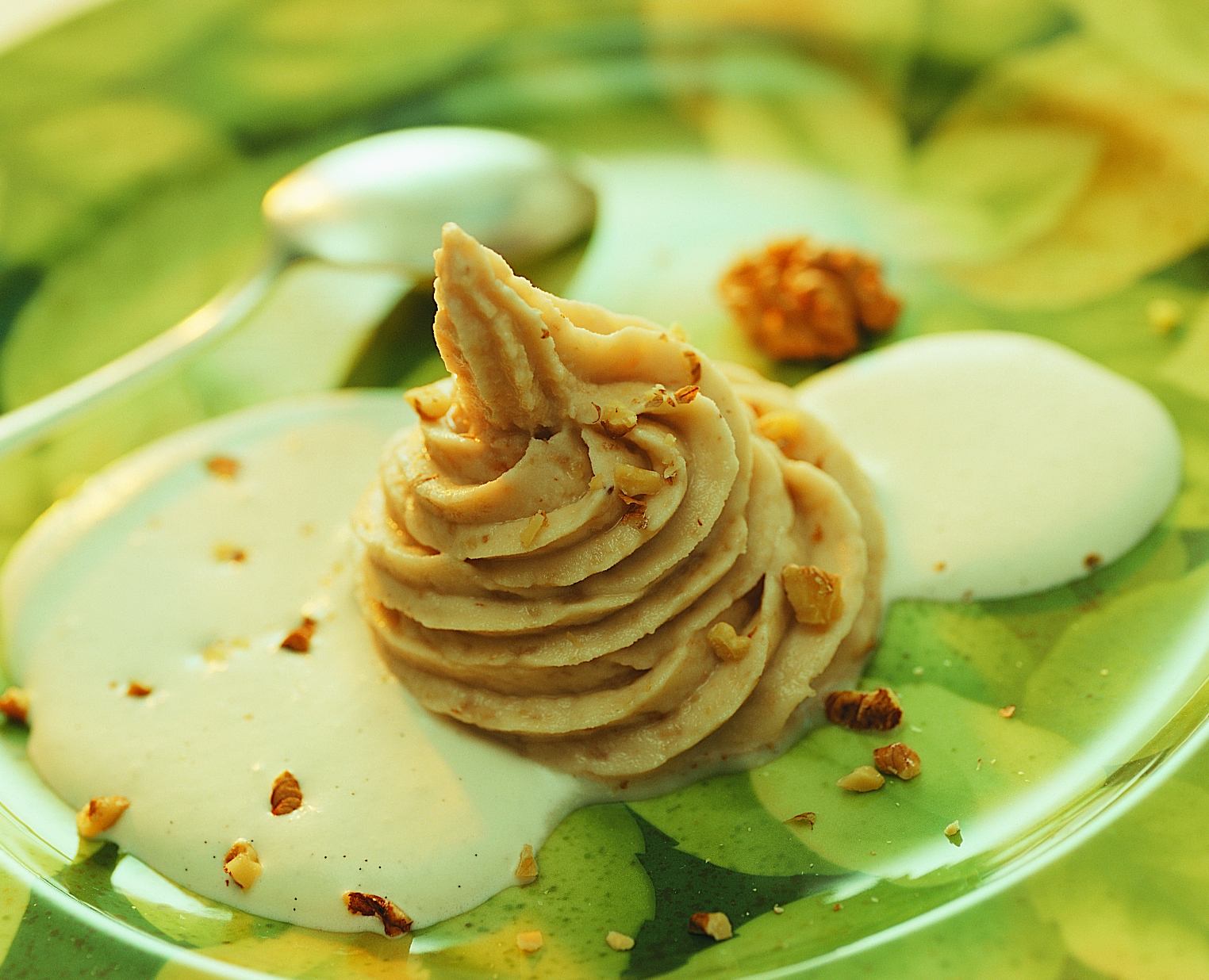 Baumnusssorbet mit Vanillerahm