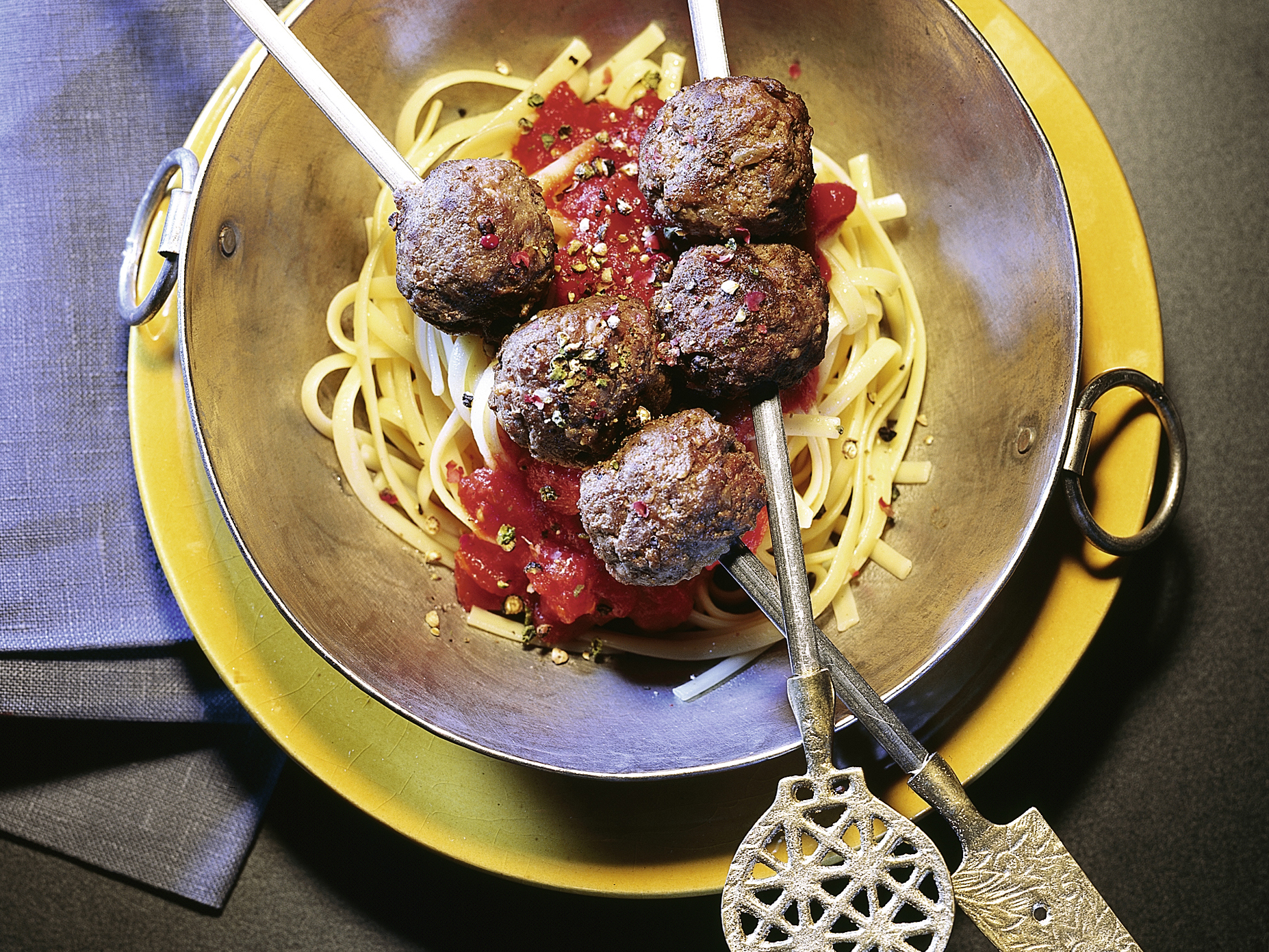 Bavette an Tomatensauce mit Hackfleischspiessen