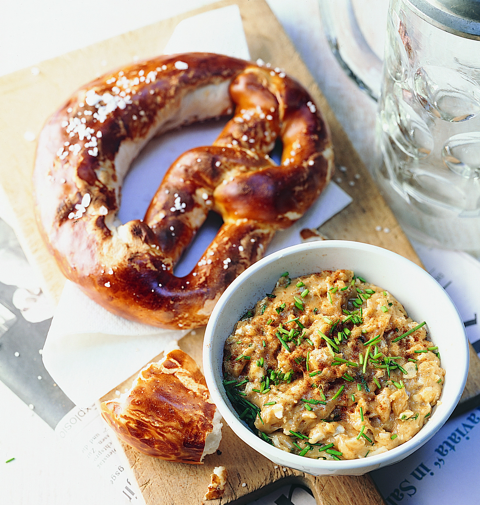 Bayerische Brezeln mit Obazda (Käsecrème)