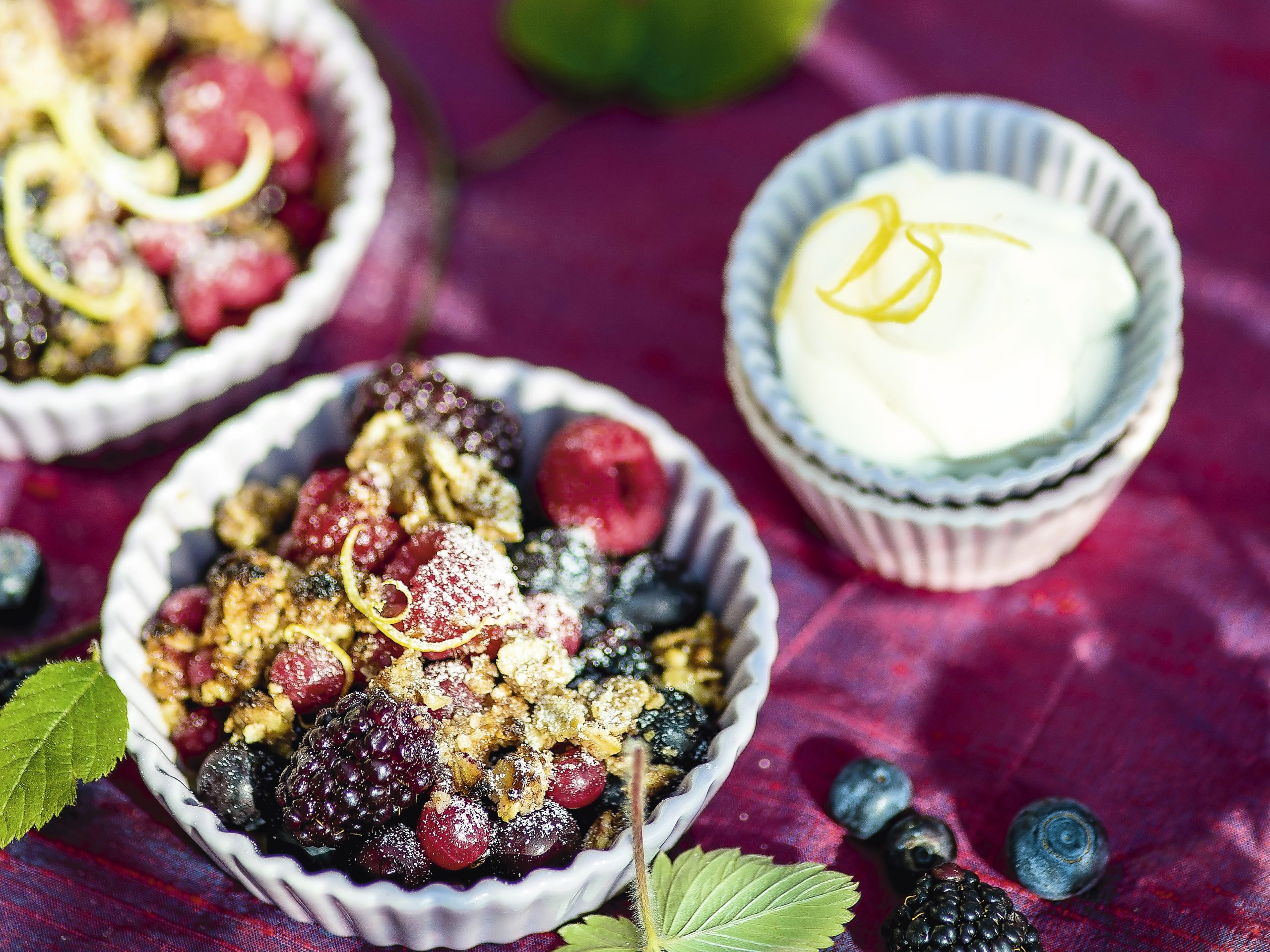 Beeren-Crumble mit Crème-fraîche-Mousse