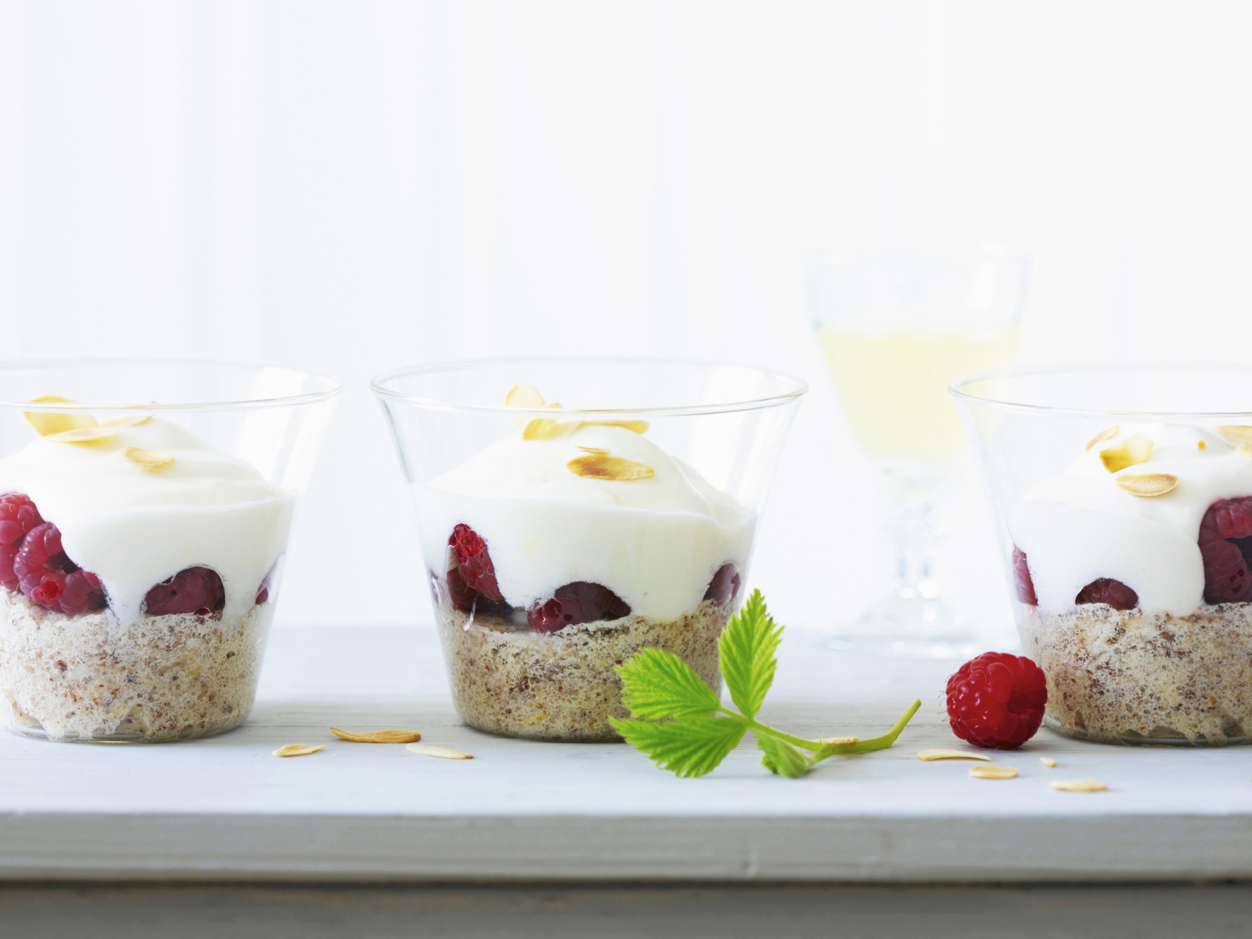 Glace aux petits fruits et aux macarons