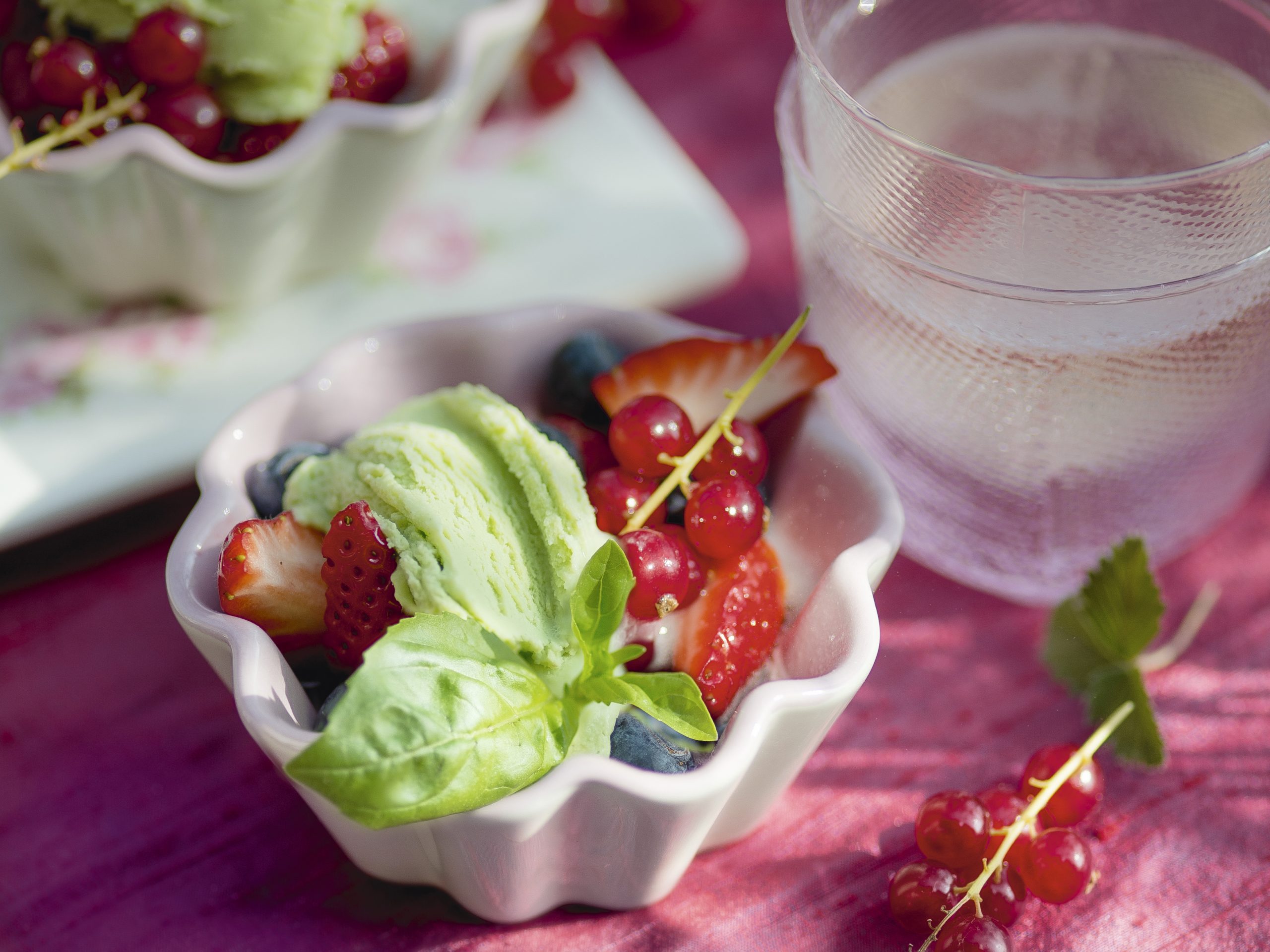 Beeren mit Basilikum-Glace