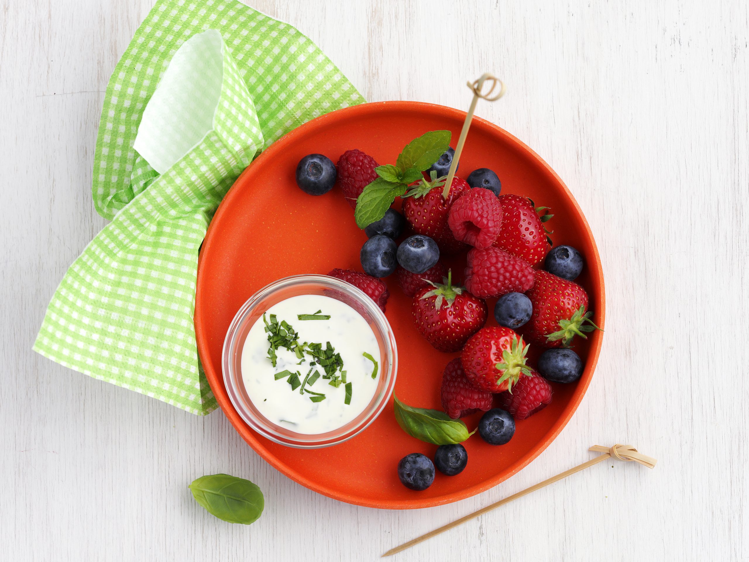 Fruits rouges et dip à la crème acidulée