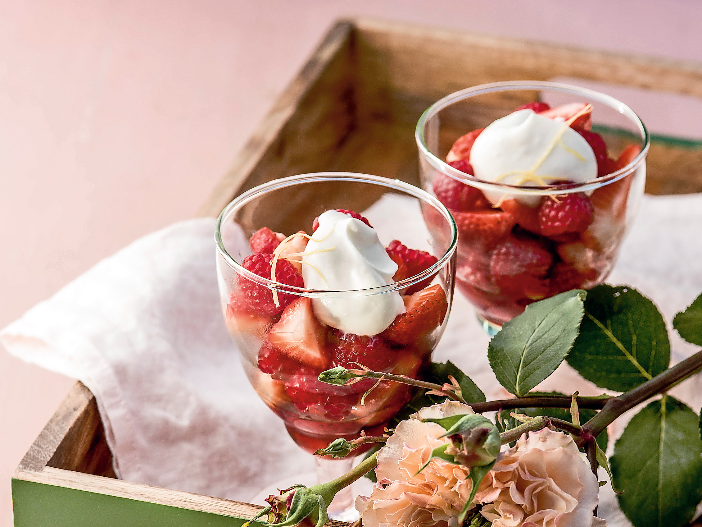 Beeren mit Zitronenrahm
