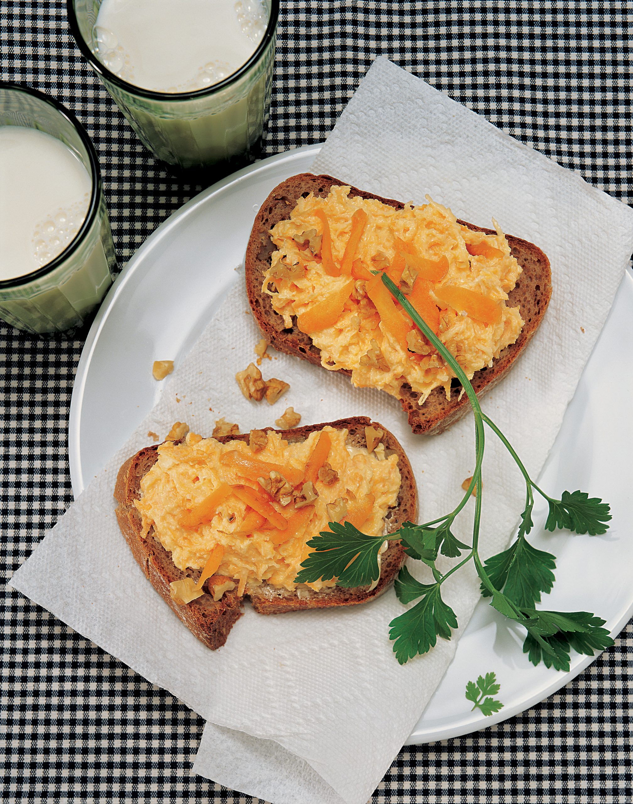 Belegte Brötli mit Rüebli-Sellerie-Crème