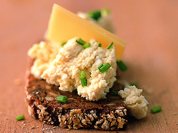 Belegte Brötli mit Senf-Ziger-Crème und Gruyère