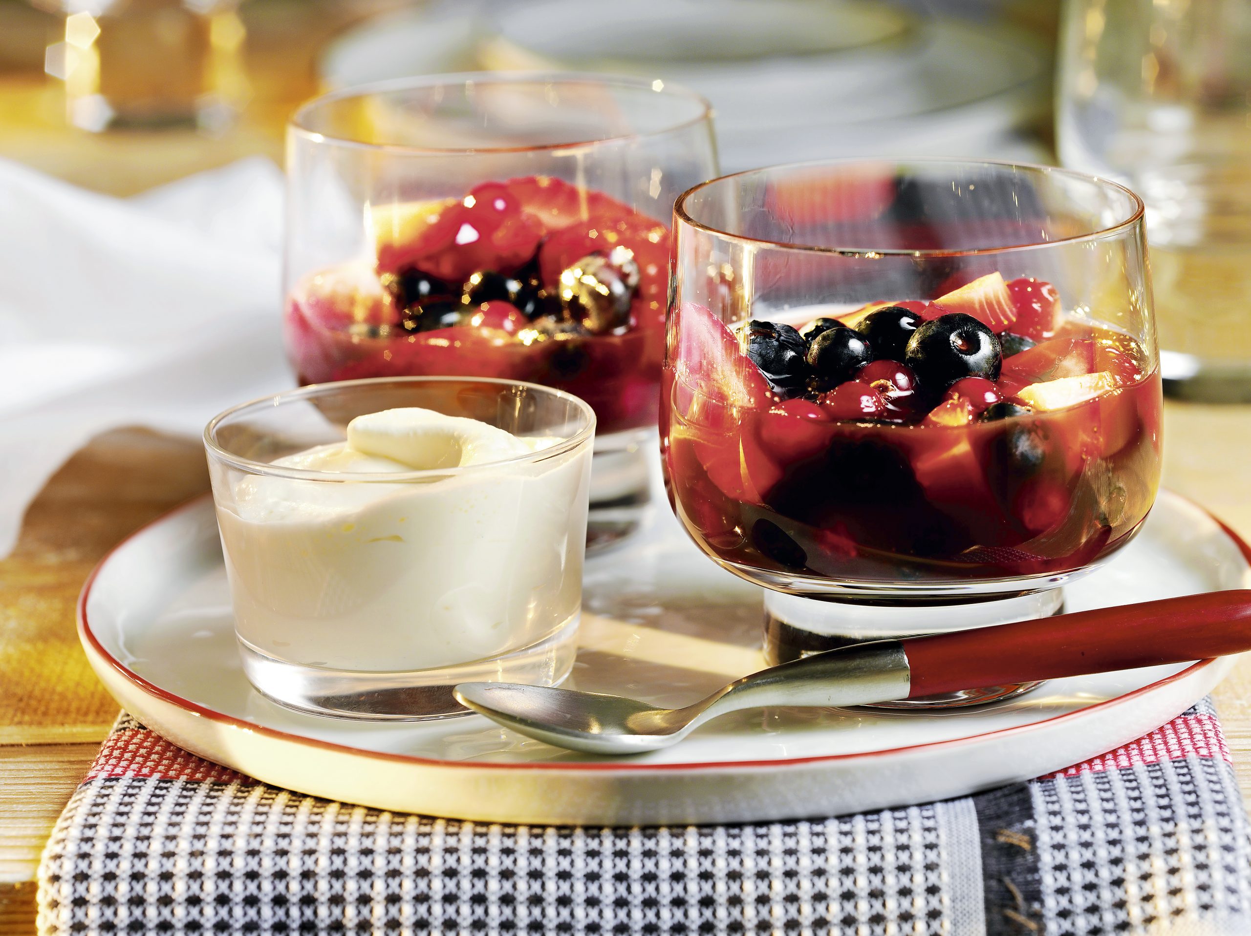 Petits fruits au porto et crème vanillée
