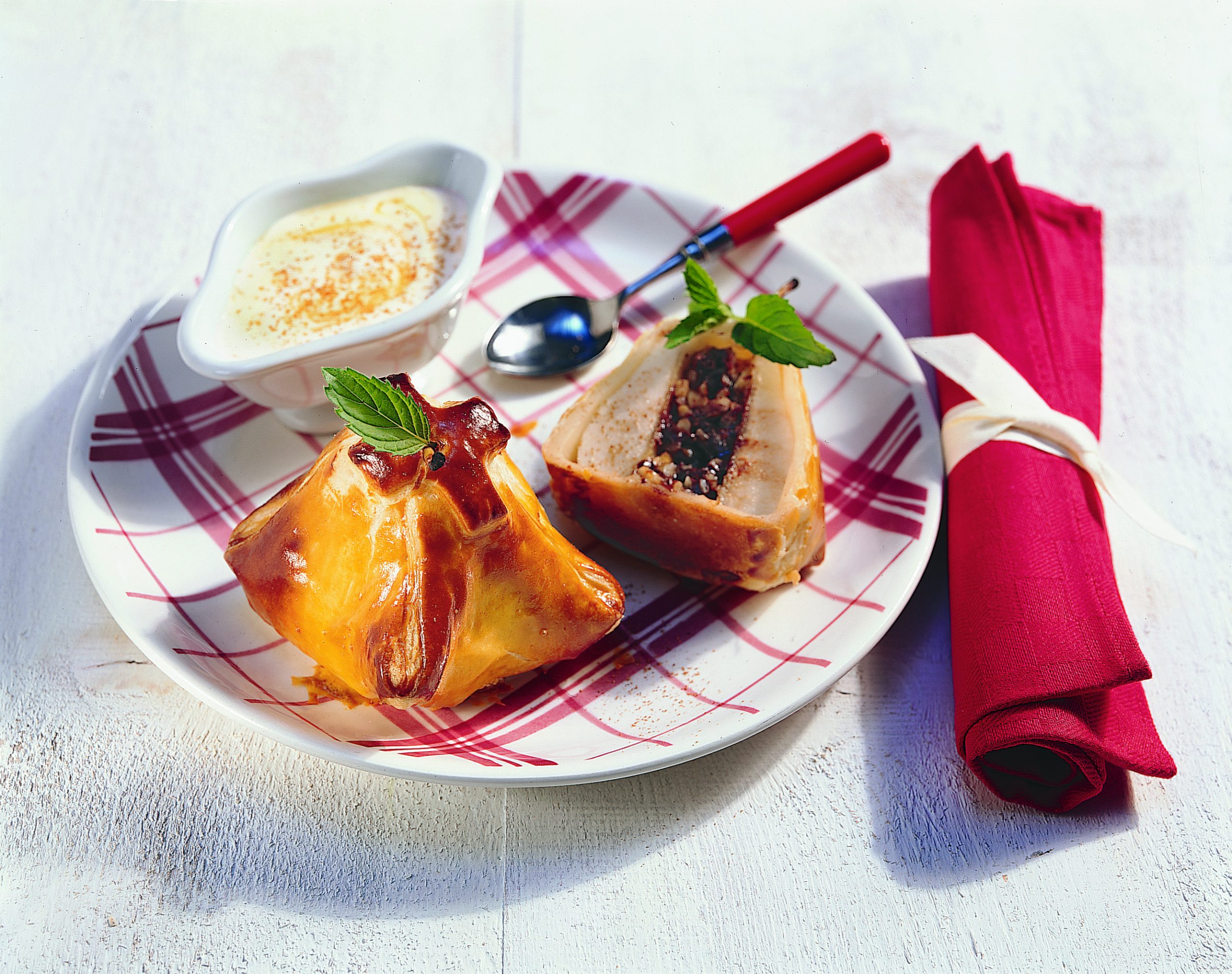 Poires en chemise sauce à la crème acidulée