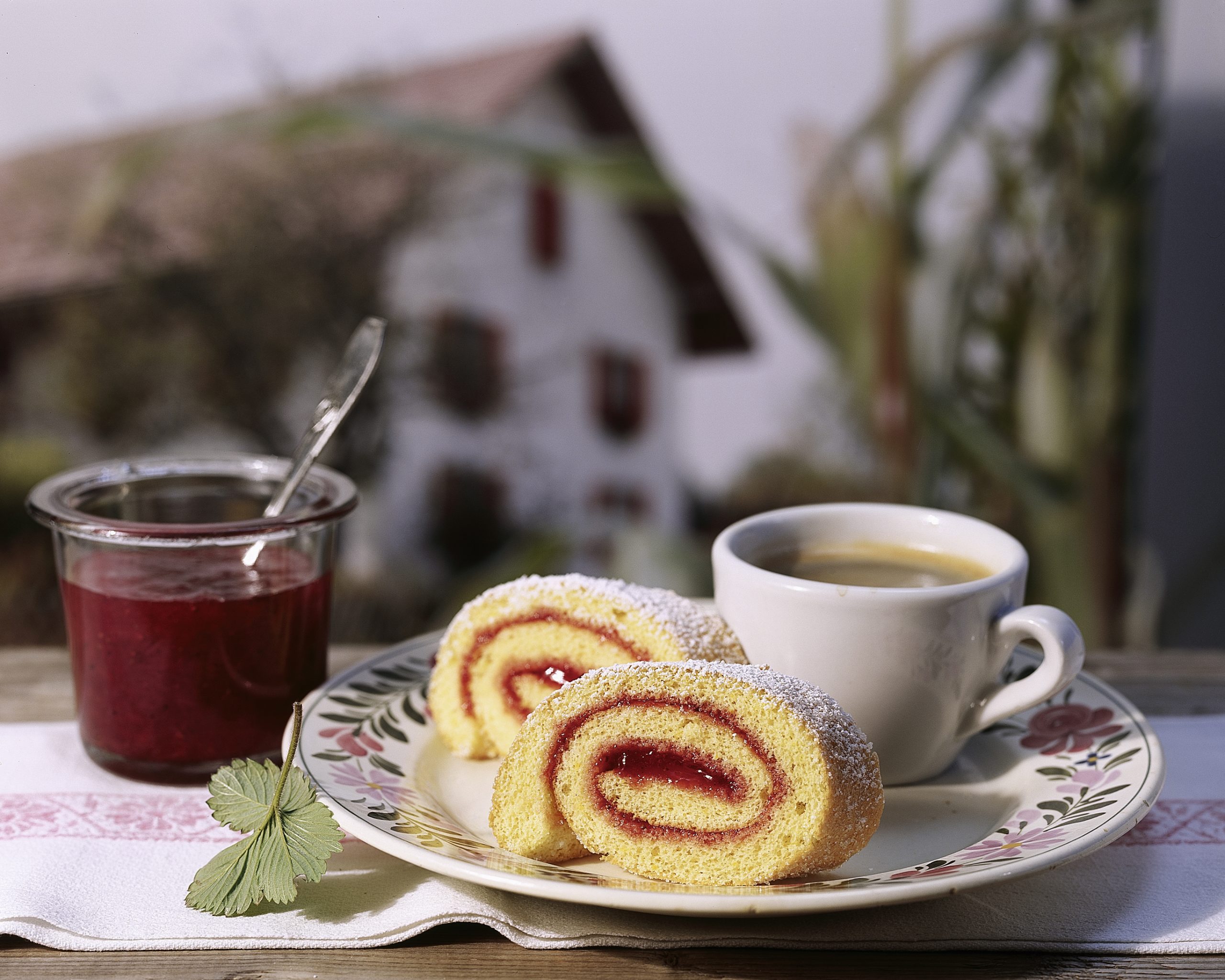 Biskuitroulade mit Erdbeer-Rhabarber-Konfitüre