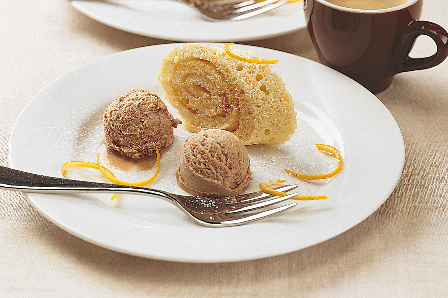 Biskuitroulade mit Espresso-Mousse